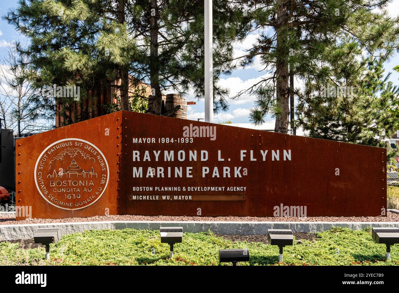 Boston, Massachusetts - 9 settembre 2024: Raymond L. Flynn Marine Park è un parco industriale situato nel Commonwealth Flats a South Boston. Foto Stock