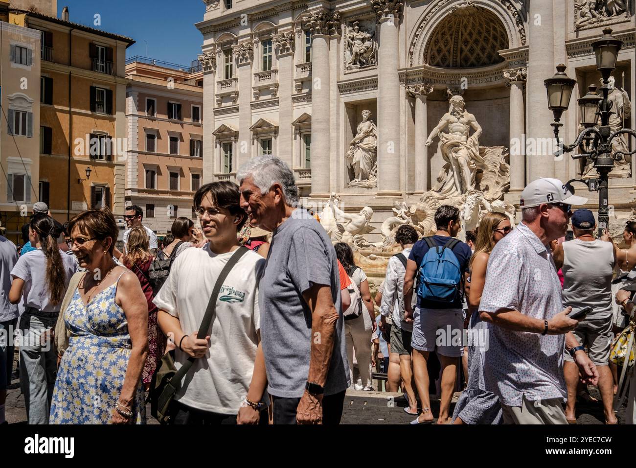 Scena di strada a Fontana di Trevi, Roma, Italia Foto Stock