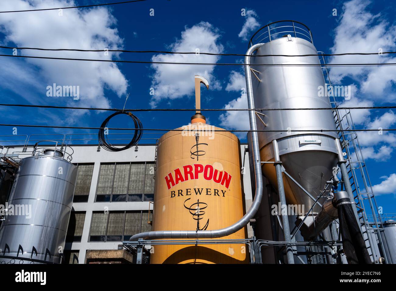 Boston, ma - 9 settembre 2024: Harpoon Brewery, conosciuta anche come Mass. Bay Brewing Company, Inc., è un birrificio americano di proprietà di un dipendente. Foto Stock