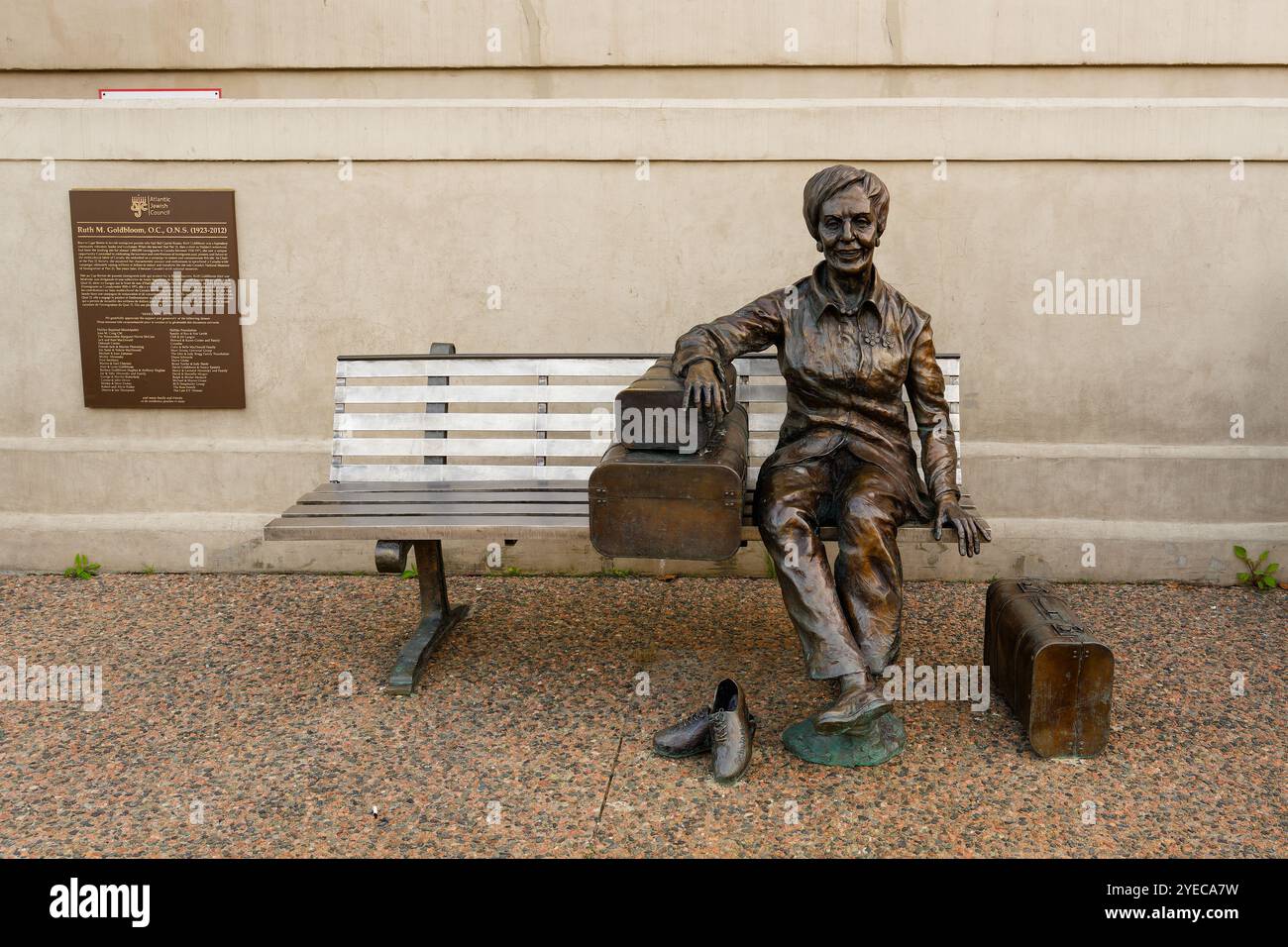 Halifax, nuova Scozia - 12 settembre 2024: Questa scultura di Ruth M. Goldbloom di Morgan MacDonald si trova vicino all'ingresso del Canadian Museum of Immigr Foto Stock