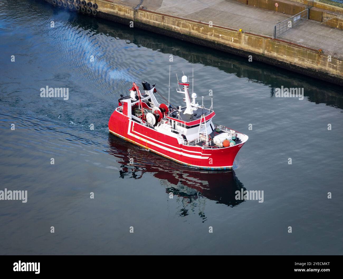 Vista aerea del battello da pesca con reti a strascico per gamberi Foto Stock