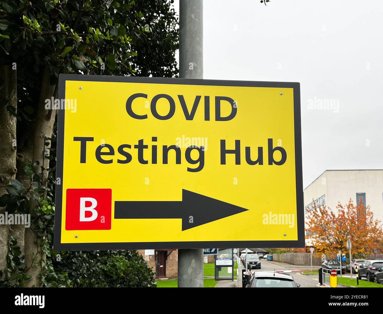 Cartello giallo per il test covid presso l'Aintree University Hospital di Fazakerley Liverpool, Inghilterra - Immagine stock catturata con smartphone