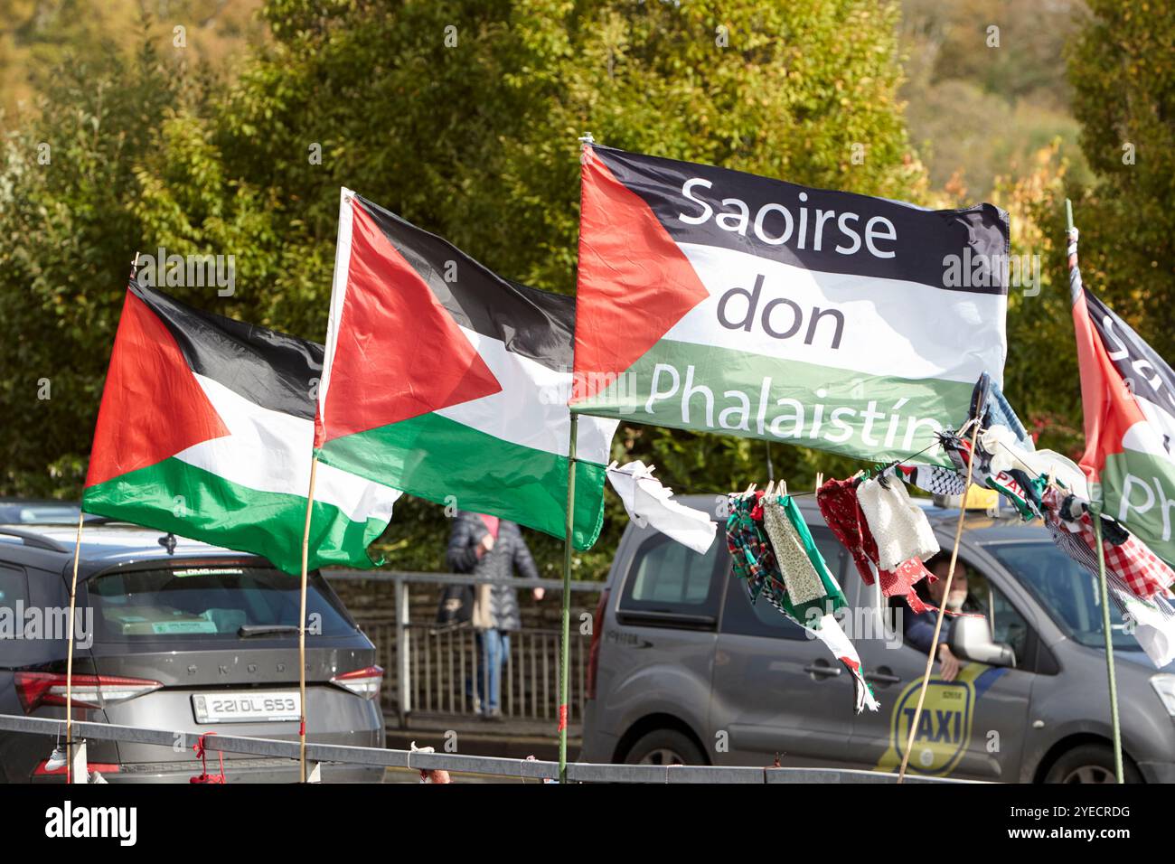 protesta contro il genocidio a gaza con bandiere palestinesi e libertà per la palestina in irlandese letterkenny, contea di donegal, repubblica d'irlanda Foto Stock