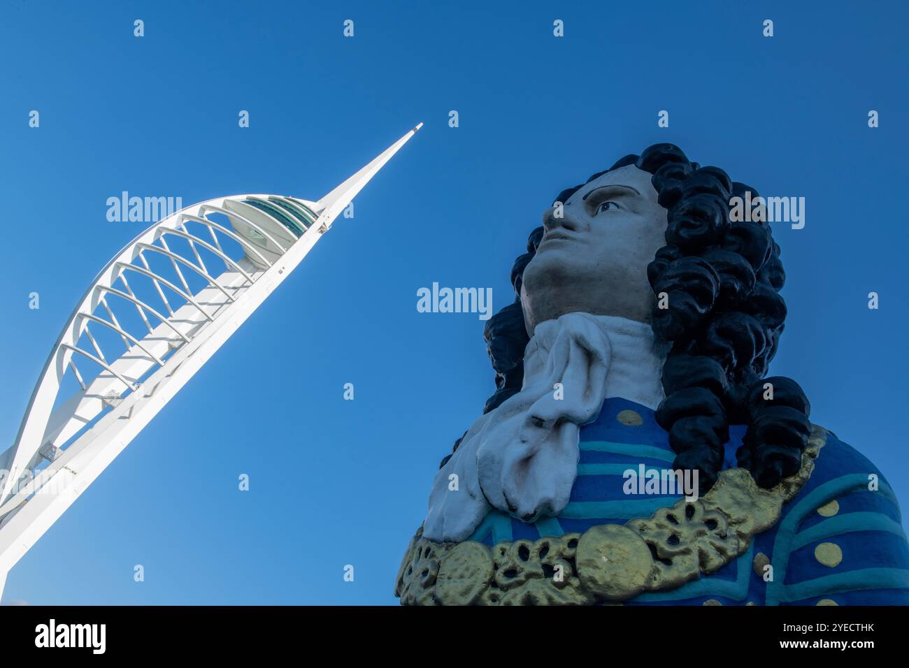 L'attrazione turistica della torre spinnaker nel porto di Portsmouth, Hampshire UK, con una riproduzione di grandi navi in primo piano. Foto Stock