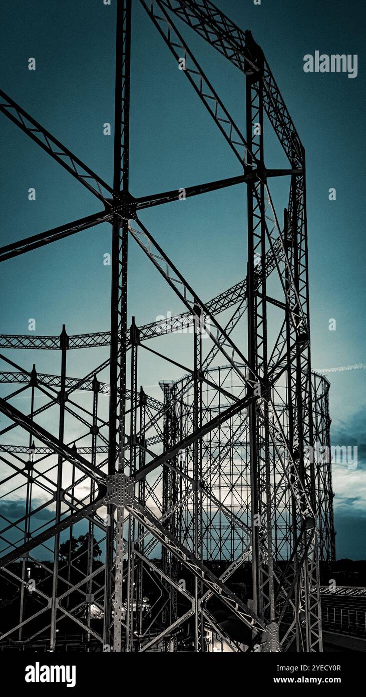 Primo piano del Gazometro a Roma, una foto monocromatica scattata la sera. Foto Stock