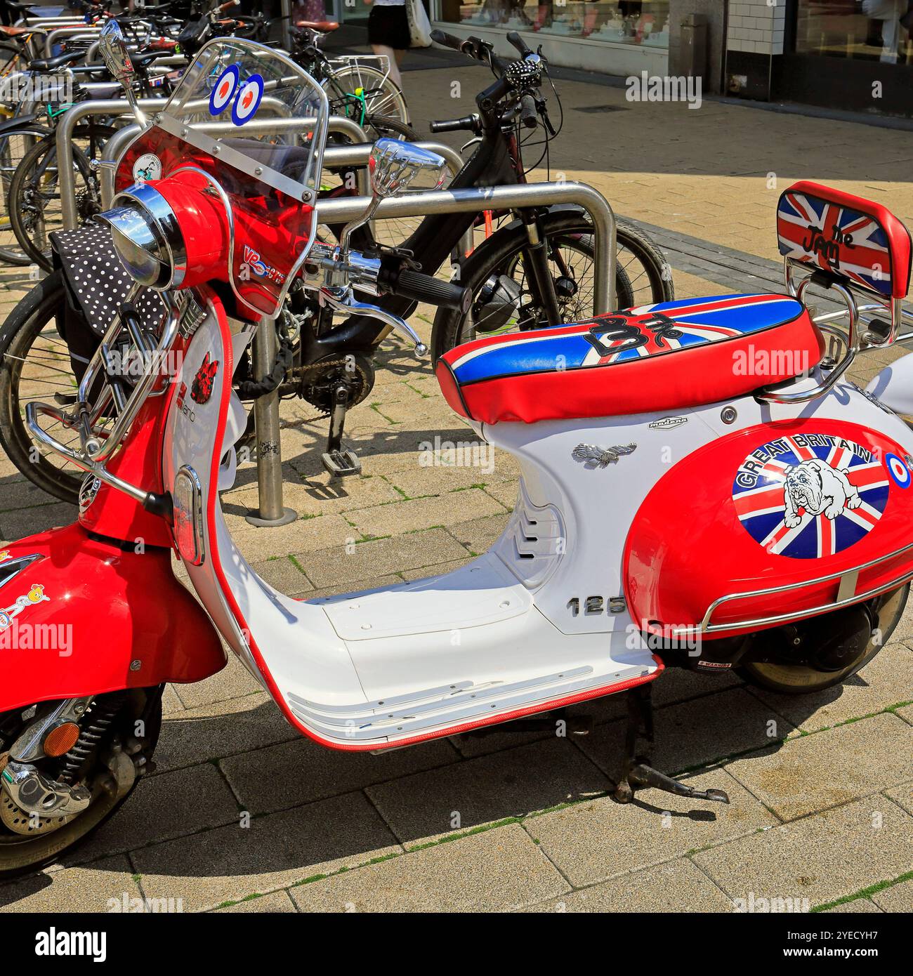 Scooter rosso personalizzato Bristol, Inghilterra, Regno Unito. 2024 Foto Stock