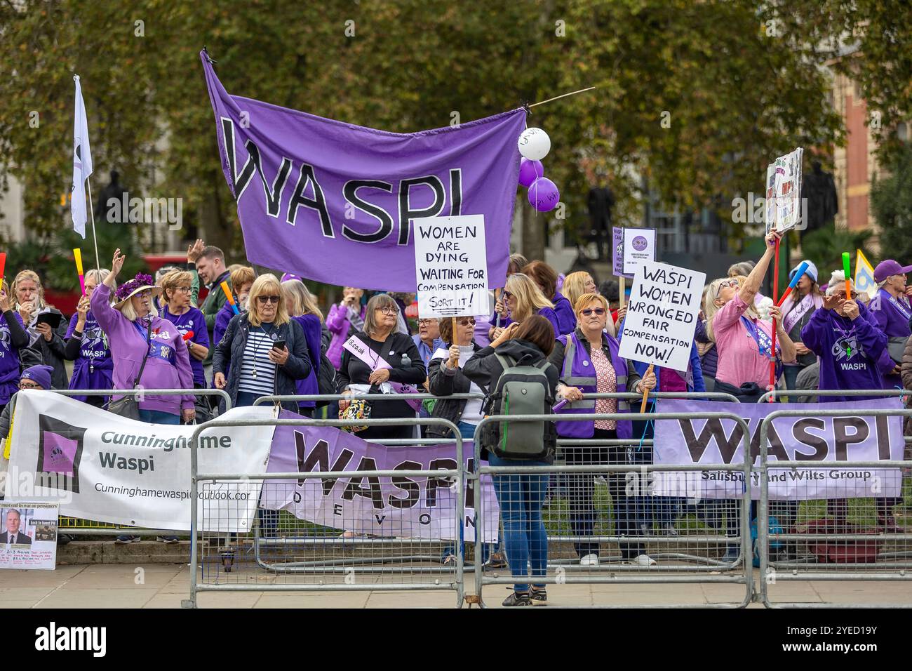 Parliament Square, Westminster, Londra, Regno Unito. Mercoledì 30 ottobre 2024. Centinaia di persone sono venute a manifestare nella piazza del Parlamento mentre la cancelliera Rachel Reeves ha tenuto il discorso sul bilancio in Parlamento. WASPI (Women Against State Pension Inequality) invita il governo britannico a concordare un indennizzo equo e rapido per tutte le donne colpite dalla mancanza di preavviso in merito agli aumenti dell'età pensionabile dello Stato (1995 e 2011 Pension Act) per riflettere le loro perdite finanziarie, i danni subiti alla loro salute mentale e al loro benessere e gli effetti aggiuntivi. Foto Stock