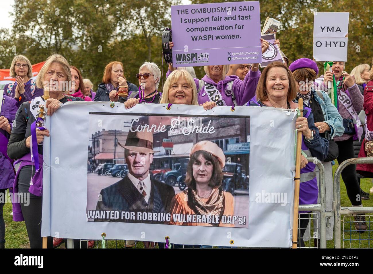 Parliament Square, Westminster, Londra, Regno Unito. Mercoledì 30 ottobre 2024. Centinaia di persone sono venute a manifestare nella piazza del Parlamento mentre la cancelliera Rachel Reeves ha tenuto il discorso sul bilancio in Parlamento. WASPI (Women Against State Pension Inequality) invita il governo britannico a concordare un indennizzo equo e rapido per tutte le donne colpite dalla mancanza di preavviso in merito agli aumenti dell'età pensionabile dello Stato (1995 e 2011 Pension Act) per riflettere le loro perdite finanziarie, i danni subiti alla loro salute mentale e al loro benessere e gli effetti aggiuntivi. Foto Stock