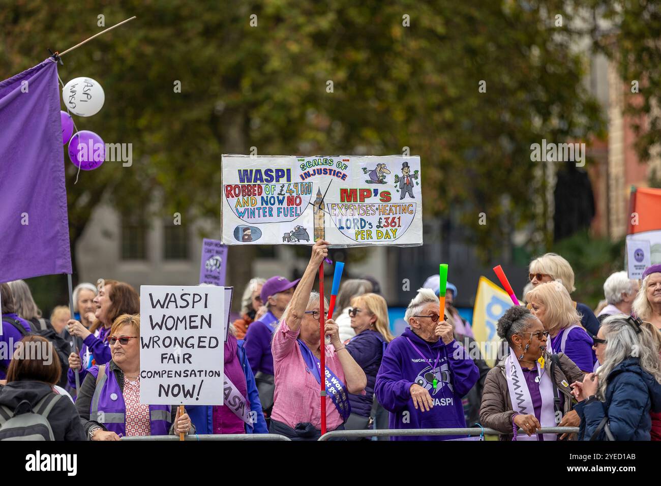 Parliament Square, Westminster, Londra, Regno Unito. Mercoledì 30 ottobre 2024. Centinaia di persone sono venute a manifestare nella piazza del Parlamento mentre la cancelliera Rachel Reeves ha tenuto il discorso sul bilancio in Parlamento. WASPI (Women Against State Pension Inequality) invita il governo britannico a concordare un indennizzo equo e rapido per tutte le donne colpite dalla mancanza di preavviso in merito agli aumenti dell'età pensionabile dello Stato (1995 e 2011 Pension Act) per riflettere le loro perdite finanziarie, i danni subiti alla loro salute mentale e al loro benessere e gli effetti aggiuntivi. Foto Stock