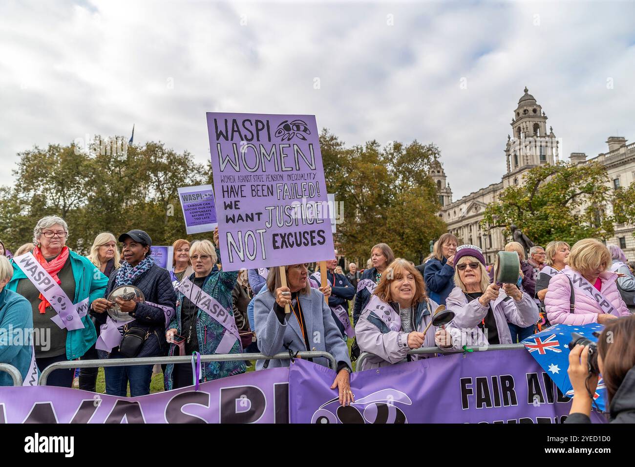 Parliament Square, Westminster, Londra, Regno Unito. Mercoledì 30 ottobre 2024. Centinaia di persone sono venute a manifestare nella piazza del Parlamento mentre la cancelliera Rachel Reeves ha tenuto il discorso sul bilancio in Parlamento. WASPI (Women Against State Pension Inequality) invita il governo britannico a concordare un indennizzo equo e rapido per tutte le donne colpite dalla mancanza di preavviso in merito agli aumenti dell'età pensionabile dello Stato (1995 e 2011 Pension Act) per riflettere le loro perdite finanziarie, i danni subiti alla loro salute mentale e al loro benessere e gli effetti aggiuntivi. Foto Stock