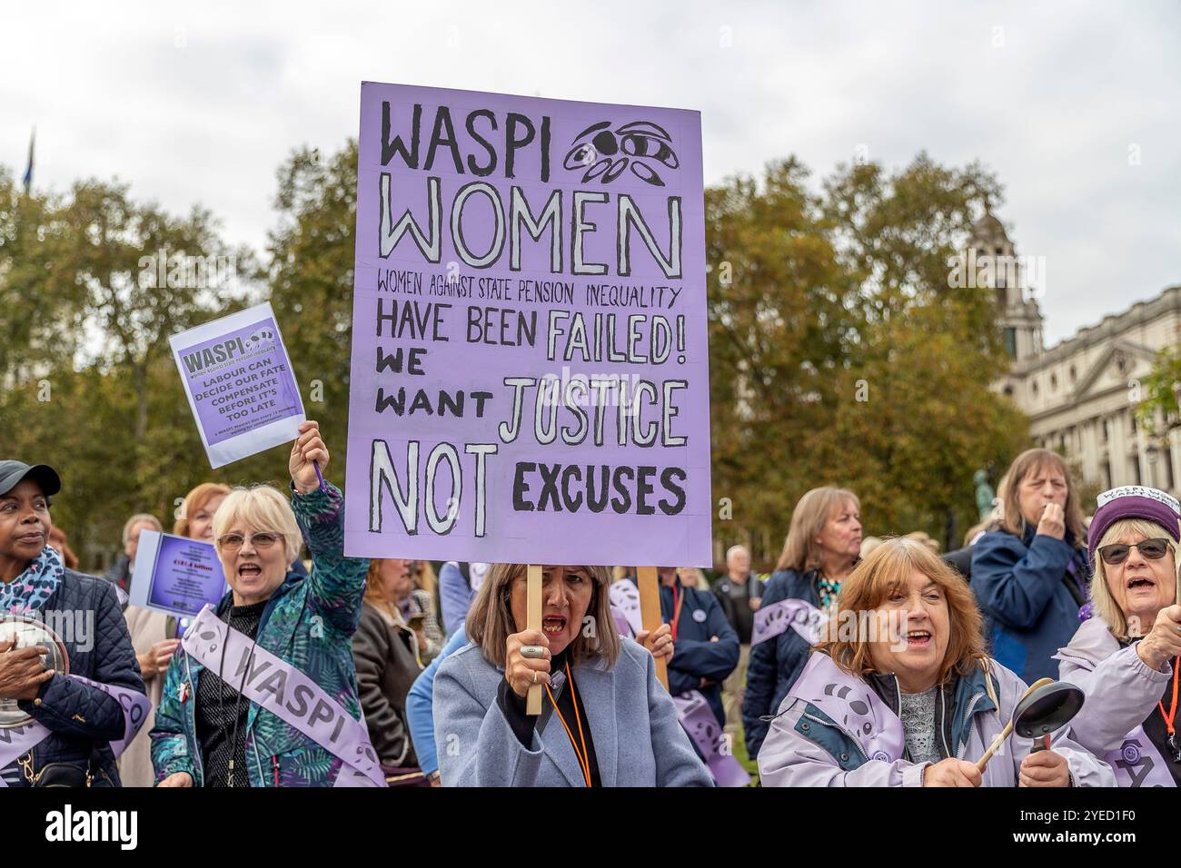 Parliament Square, Westminster, Londra, Regno Unito. Mercoledì 30 ottobre 2024. Centinaia di persone sono venute a manifestare nella piazza del Parlamento mentre la cancelliera Rachel Reeves ha tenuto il discorso sul bilancio in Parlamento. WASPI (Women Against State Pension Inequality) invita il governo britannico a concordare un indennizzo equo e rapido per tutte le donne colpite dalla mancanza di preavviso in merito agli aumenti dell'età pensionabile dello Stato (1995 e 2011 Pension Act) per riflettere le loro perdite finanziarie, i danni subiti alla loro salute mentale e al loro benessere e gli effetti aggiuntivi. Foto Stock