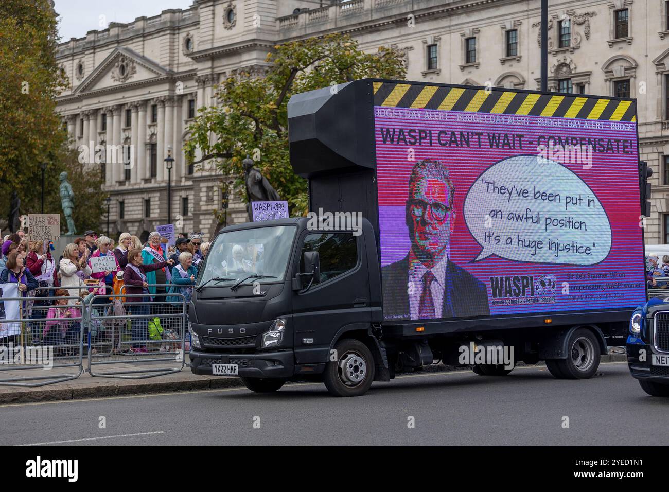 Parliament Square, Westminster, Londra, Regno Unito. Mercoledì 30 ottobre 2024. Centinaia di persone sono venute a manifestare nella piazza del Parlamento mentre la cancelliera Rachel Reeves ha tenuto il discorso sul bilancio in Parlamento. WASPI (Women Against State Pension Inequality) invita il governo britannico a concordare un indennizzo equo e rapido per tutte le donne colpite dalla mancanza di preavviso in merito agli aumenti dell'età pensionabile dello Stato (1995 e 2011 Pension Act) per riflettere le loro perdite finanziarie, i danni subiti alla loro salute mentale e al loro benessere e gli effetti aggiuntivi. Foto Stock
