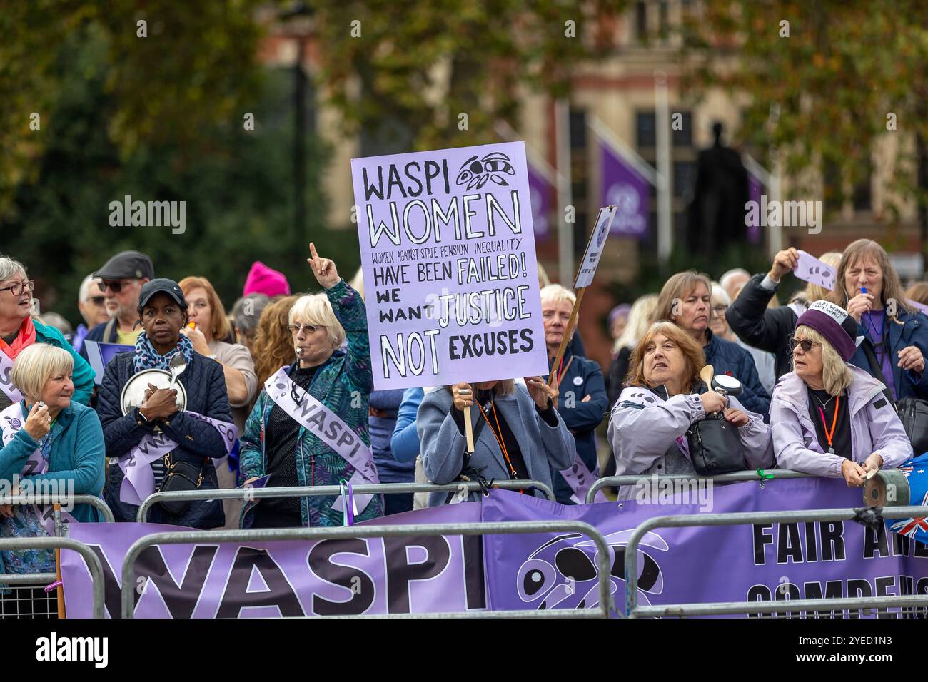 Parliament Square, Westminster, Londra, Regno Unito. Mercoledì 30 ottobre 2024. Centinaia di persone sono venute a manifestare nella piazza del Parlamento mentre la cancelliera Rachel Reeves ha tenuto il discorso sul bilancio in Parlamento. WASPI (Women Against State Pension Inequality) invita il governo britannico a concordare un indennizzo equo e rapido per tutte le donne colpite dalla mancanza di preavviso in merito agli aumenti dell'età pensionabile dello Stato (1995 e 2011 Pension Act) per riflettere le loro perdite finanziarie, i danni subiti alla loro salute mentale e al loro benessere e gli effetti aggiuntivi. Foto Stock