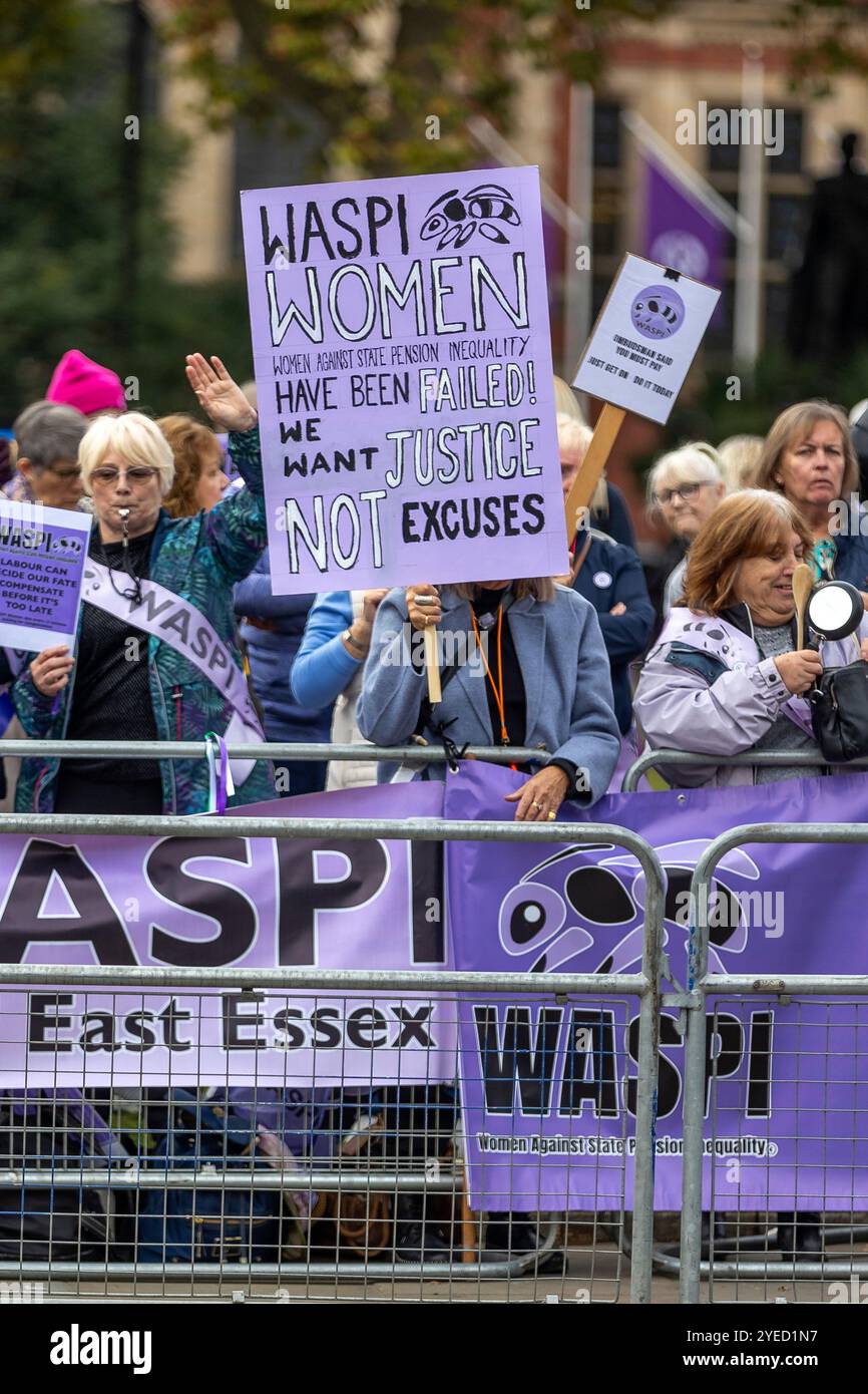 Parliament Square, Westminster, Londra, Regno Unito. Mercoledì 30 ottobre 2024. Centinaia di persone sono venute a manifestare nella piazza del Parlamento mentre la cancelliera Rachel Reeves ha tenuto il discorso sul bilancio in Parlamento. WASPI (Women Against State Pension Inequality) invita il governo britannico a concordare un indennizzo equo e rapido per tutte le donne colpite dalla mancanza di preavviso in merito agli aumenti dell'età pensionabile dello Stato (1995 e 2011 Pension Act) per riflettere le loro perdite finanziarie, i danni subiti alla loro salute mentale e al loro benessere e gli effetti aggiuntivi. Foto Stock