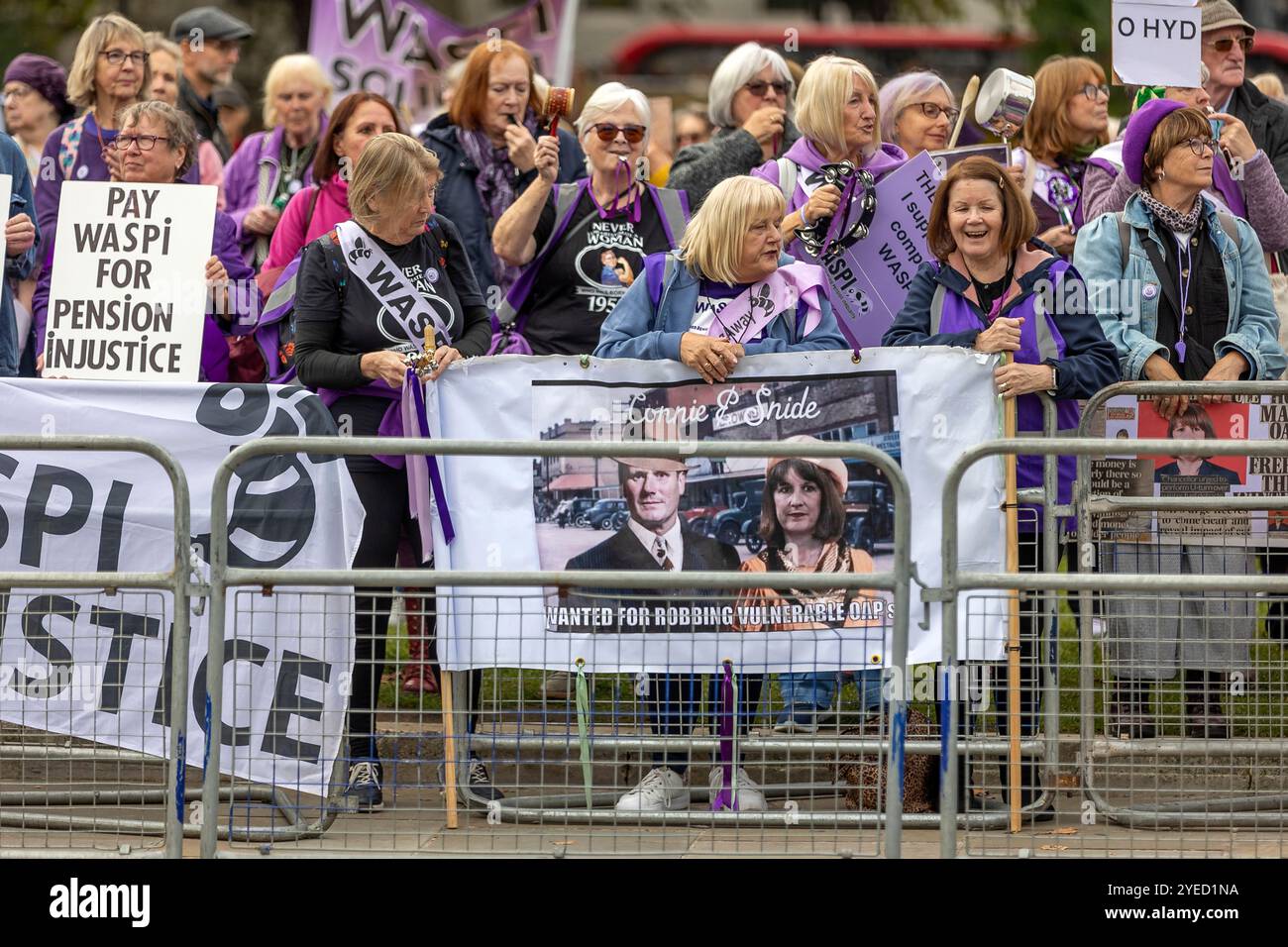 Parliament Square, Westminster, Londra, Regno Unito. Mercoledì 30 ottobre 2024. Centinaia di persone sono venute a manifestare nella piazza del Parlamento mentre la cancelliera Rachel Reeves ha tenuto il discorso sul bilancio in Parlamento. WASPI (Women Against State Pension Inequality) invita il governo britannico a concordare un indennizzo equo e rapido per tutte le donne colpite dalla mancanza di preavviso in merito agli aumenti dell'età pensionabile dello Stato (1995 e 2011 Pension Act) per riflettere le loro perdite finanziarie, i danni subiti alla loro salute mentale e al loro benessere e gli effetti aggiuntivi. Foto Stock
