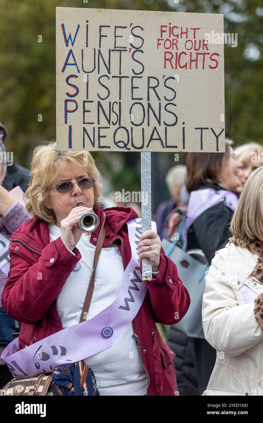 Parliament Square, Westminster, Londra, Regno Unito. Mercoledì 30 ottobre 2024. Centinaia di persone sono venute a manifestare nella piazza del Parlamento mentre la cancelliera Rachel Reeves ha tenuto il discorso sul bilancio in Parlamento. WASPI (Women Against State Pension Inequality) invita il governo britannico a concordare un indennizzo equo e rapido per tutte le donne colpite dalla mancanza di preavviso in merito agli aumenti dell'età pensionabile dello Stato (1995 e 2011 Pension Act) per riflettere le loro perdite finanziarie, i danni subiti alla loro salute mentale e al loro benessere e gli effetti aggiuntivi. Foto Stock
