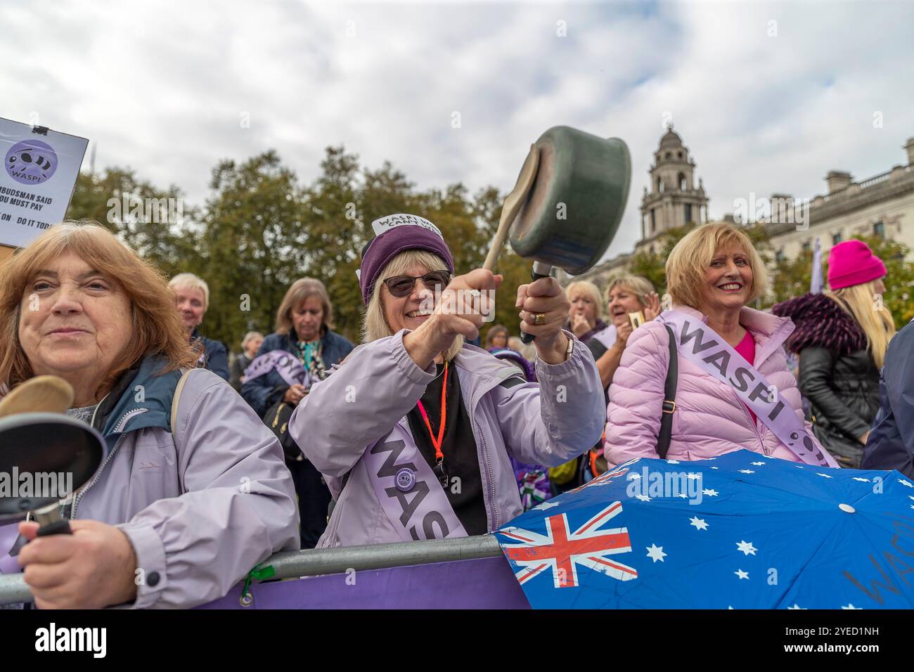 Parliament Square, Westminster, Londra, Regno Unito. Mercoledì 30 ottobre 2024. Centinaia di persone sono venute a manifestare nella piazza del Parlamento mentre la cancelliera Rachel Reeves ha tenuto il discorso sul bilancio in Parlamento. WASPI (Women Against State Pension Inequality) invita il governo britannico a concordare un indennizzo equo e rapido per tutte le donne colpite dalla mancanza di preavviso in merito agli aumenti dell'età pensionabile dello Stato (1995 e 2011 Pension Act) per riflettere le loro perdite finanziarie, i danni subiti alla loro salute mentale e al loro benessere e gli effetti aggiuntivi. Foto Stock