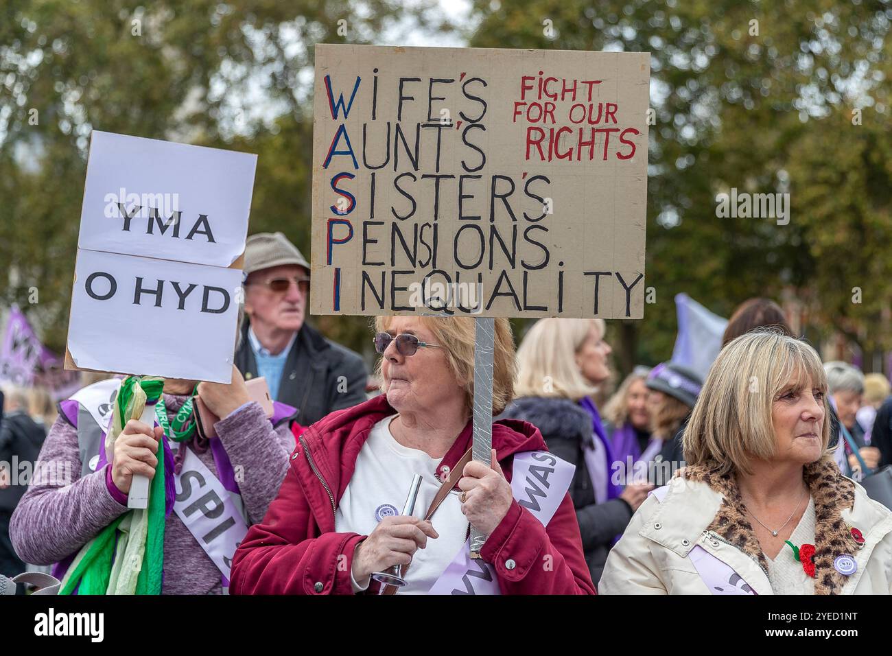 Parliament Square, Westminster, Londra, Regno Unito. Mercoledì 30 ottobre 2024. Centinaia di persone sono venute a manifestare nella piazza del Parlamento mentre la cancelliera Rachel Reeves ha tenuto il discorso sul bilancio in Parlamento. WASPI (Women Against State Pension Inequality) invita il governo britannico a concordare un indennizzo equo e rapido per tutte le donne colpite dalla mancanza di preavviso in merito agli aumenti dell'età pensionabile dello Stato (1995 e 2011 Pension Act) per riflettere le loro perdite finanziarie, i danni subiti alla loro salute mentale e al loro benessere e gli effetti aggiuntivi. Foto Stock
