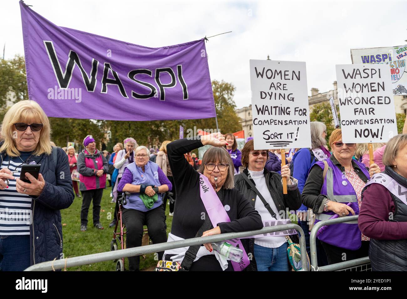 Parliament Square, Westminster, Londra, Regno Unito. Mercoledì 30 ottobre 2024. Centinaia di persone sono venute a manifestare nella piazza del Parlamento mentre la cancelliera Rachel Reeves ha tenuto il discorso sul bilancio in Parlamento. WASPI (Women Against State Pension Inequality) invita il governo britannico a concordare un indennizzo equo e rapido per tutte le donne colpite dalla mancanza di preavviso in merito agli aumenti dell'età pensionabile dello Stato (1995 e 2011 Pension Act) per riflettere le loro perdite finanziarie, i danni subiti alla loro salute mentale e al loro benessere e gli effetti aggiuntivi. Foto Stock