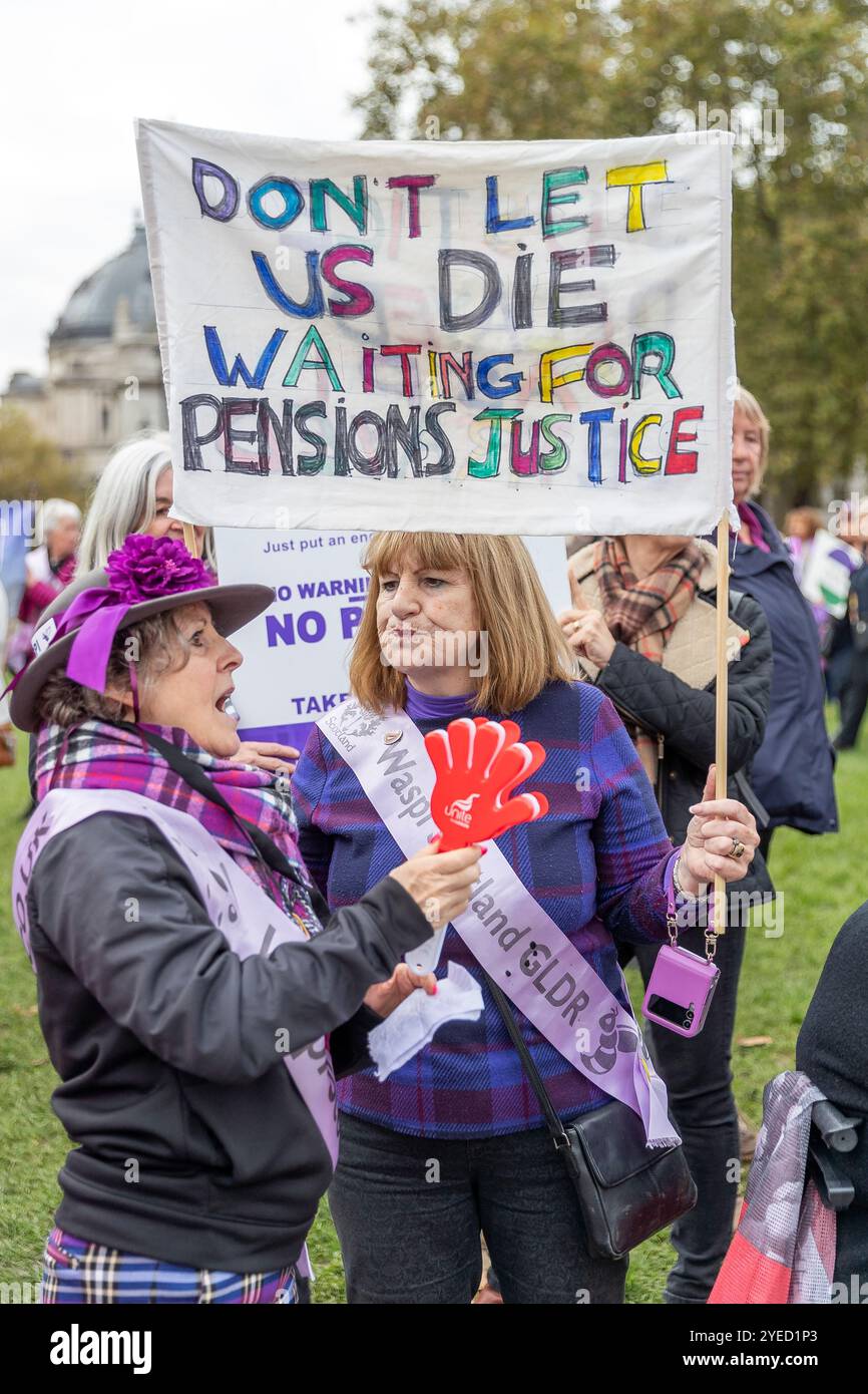 Parliament Square, Westminster, Londra, Regno Unito. Mercoledì 30 ottobre 2024. Centinaia di persone sono venute a manifestare nella piazza del Parlamento mentre la cancelliera Rachel Reeves ha tenuto il discorso sul bilancio in Parlamento. WASPI (Women Against State Pension Inequality) invita il governo britannico a concordare un indennizzo equo e rapido per tutte le donne colpite dalla mancanza di preavviso in merito agli aumenti dell'età pensionabile dello Stato (1995 e 2011 Pension Act) per riflettere le loro perdite finanziarie, i danni subiti alla loro salute mentale e al loro benessere e gli effetti aggiuntivi. Foto Stock