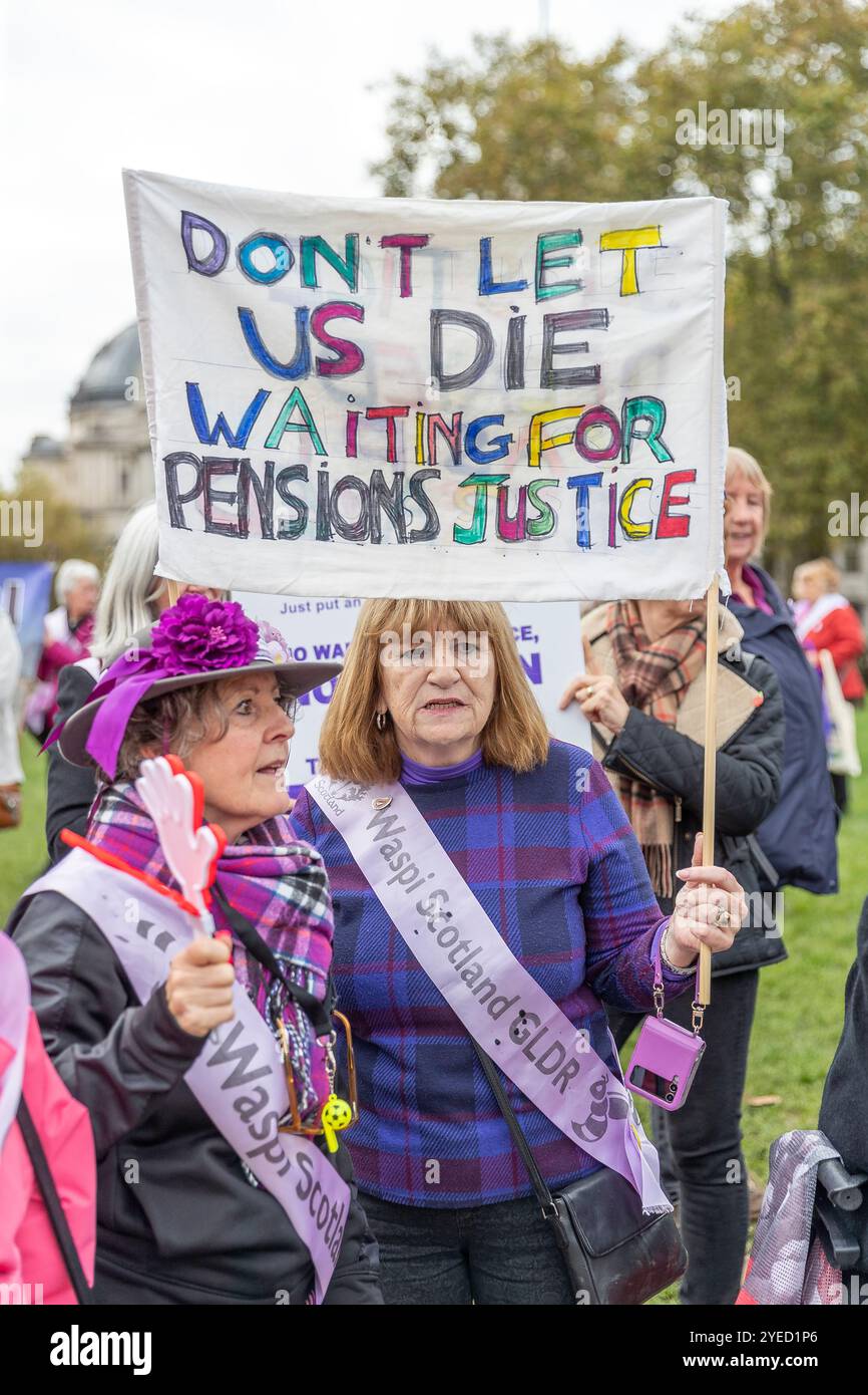 Parliament Square, Westminster, Londra, Regno Unito. Mercoledì 30 ottobre 2024. Centinaia di persone sono venute a manifestare nella piazza del Parlamento mentre la cancelliera Rachel Reeves ha tenuto il discorso sul bilancio in Parlamento. WASPI (Women Against State Pension Inequality) invita il governo britannico a concordare un indennizzo equo e rapido per tutte le donne colpite dalla mancanza di preavviso in merito agli aumenti dell'età pensionabile dello Stato (1995 e 2011 Pension Act) per riflettere le loro perdite finanziarie, i danni subiti alla loro salute mentale e al loro benessere e gli effetti aggiuntivi. Foto Stock