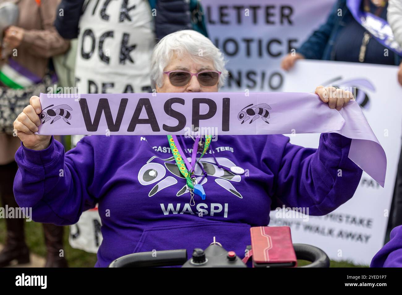 Parliament Square, Westminster, Londra, Regno Unito. Mercoledì 30 ottobre 2024. Centinaia di persone sono venute a manifestare nella piazza del Parlamento mentre la cancelliera Rachel Reeves ha tenuto il discorso sul bilancio in Parlamento. WASPI (Women Against State Pension Inequality) invita il governo britannico a concordare un indennizzo equo e rapido per tutte le donne colpite dalla mancanza di preavviso in merito agli aumenti dell'età pensionabile dello Stato (1995 e 2011 Pension Act) per riflettere le loro perdite finanziarie, i danni subiti alla loro salute mentale e al loro benessere e gli effetti aggiuntivi. Foto Stock