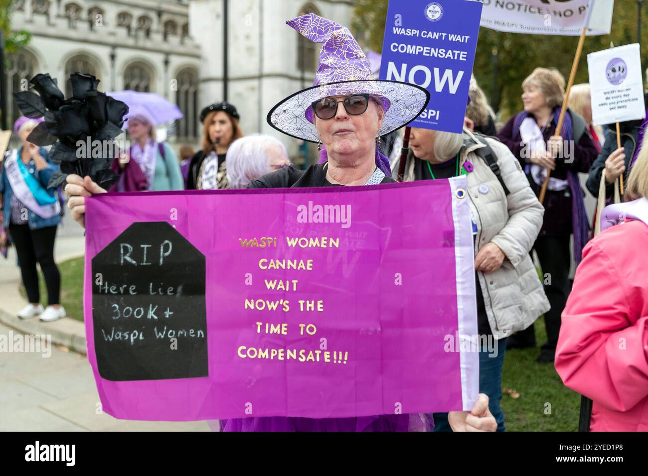 Parliament Square, Westminster, Londra, Regno Unito. Mercoledì 30 ottobre 2024. Centinaia di persone sono venute a manifestare nella piazza del Parlamento mentre la cancelliera Rachel Reeves ha tenuto il discorso sul bilancio in Parlamento. WASPI (Women Against State Pension Inequality) invita il governo britannico a concordare un indennizzo equo e rapido per tutte le donne colpite dalla mancanza di preavviso in merito agli aumenti dell'età pensionabile dello Stato (1995 e 2011 Pension Act) per riflettere le loro perdite finanziarie, i danni subiti alla loro salute mentale e al loro benessere e gli effetti aggiuntivi. Foto Stock