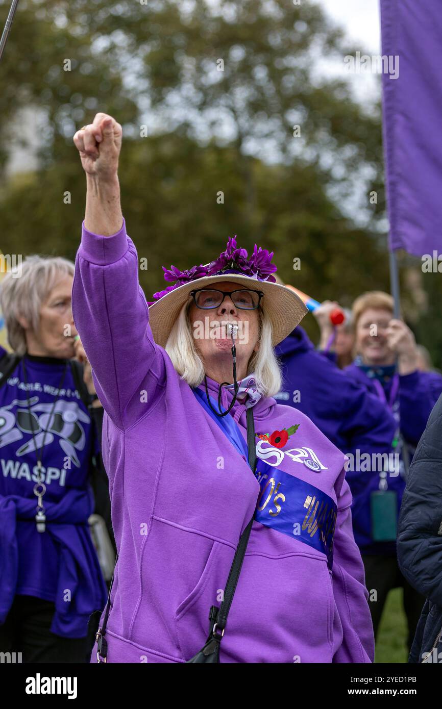 Parliament Square, Westminster, Londra, Regno Unito. Mercoledì 30 ottobre 2024. Centinaia di persone sono venute a manifestare nella piazza del Parlamento mentre la cancelliera Rachel Reeves ha tenuto il discorso sul bilancio in Parlamento. WASPI (Women Against State Pension Inequality) invita il governo britannico a concordare un indennizzo equo e rapido per tutte le donne colpite dalla mancanza di preavviso in merito agli aumenti dell'età pensionabile dello Stato (1995 e 2011 Pension Act) per riflettere le loro perdite finanziarie, i danni subiti alla loro salute mentale e al loro benessere e gli effetti aggiuntivi. Foto Stock