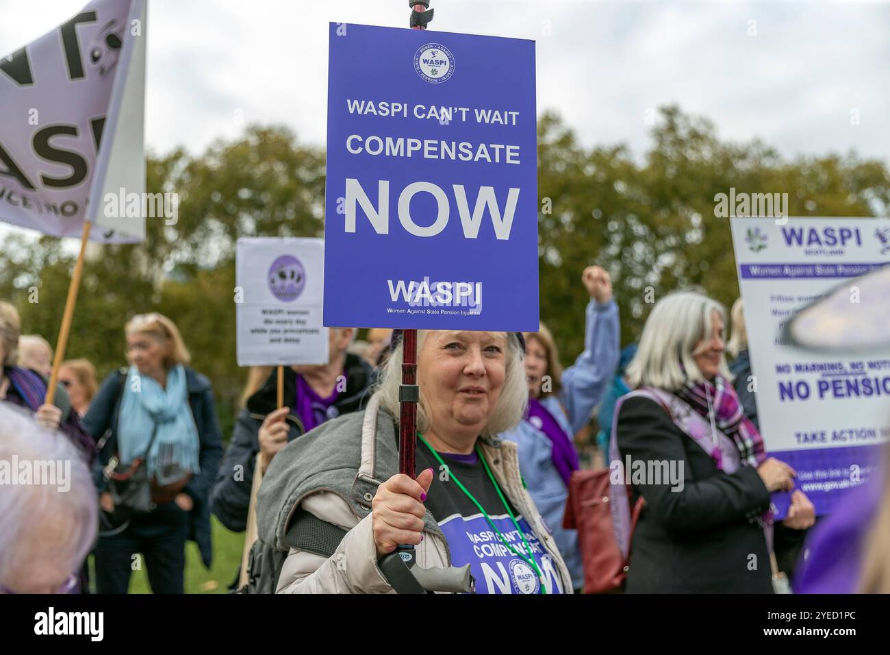 Parliament Square, Westminster, Londra, Regno Unito. Mercoledì 30 ottobre 2024. Centinaia di persone sono venute a manifestare nella piazza del Parlamento mentre la cancelliera Rachel Reeves ha tenuto il discorso sul bilancio in Parlamento. WASPI (Women Against State Pension Inequality) invita il governo britannico a concordare un indennizzo equo e rapido per tutte le donne colpite dalla mancanza di preavviso in merito agli aumenti dell'età pensionabile dello Stato (1995 e 2011 Pension Act) per riflettere le loro perdite finanziarie, i danni subiti alla loro salute mentale e al loro benessere e gli effetti aggiuntivi. Foto Stock