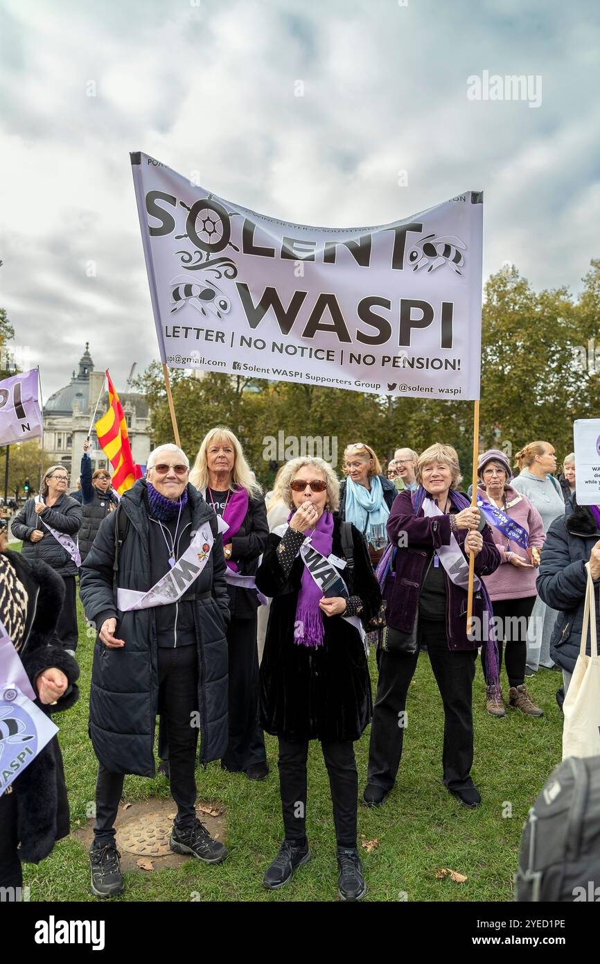 Parliament Square, Westminster, Londra, Regno Unito. Mercoledì 30 ottobre 2024. Centinaia di persone sono venute a manifestare nella piazza del Parlamento mentre la cancelliera Rachel Reeves ha tenuto il discorso sul bilancio in Parlamento. WASPI (Women Against State Pension Inequality) invita il governo britannico a concordare un indennizzo equo e rapido per tutte le donne colpite dalla mancanza di preavviso in merito agli aumenti dell'età pensionabile dello Stato (1995 e 2011 Pension Act) per riflettere le loro perdite finanziarie, i danni subiti alla loro salute mentale e al loro benessere e gli effetti aggiuntivi. Foto Stock