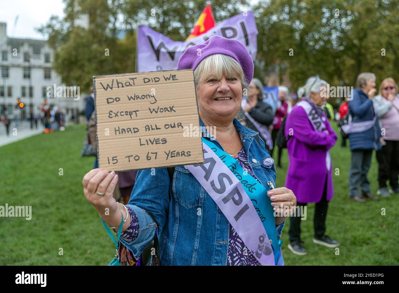 Parliament Square, Westminster, Londra, Regno Unito. Mercoledì 30 ottobre 2024. Centinaia di persone sono venute a manifestare nella piazza del Parlamento mentre la cancelliera Rachel Reeves ha tenuto il discorso sul bilancio in Parlamento. WASPI (Women Against State Pension Inequality) invita il governo britannico a concordare un indennizzo equo e rapido per tutte le donne colpite dalla mancanza di preavviso in merito agli aumenti dell'età pensionabile dello Stato (1995 e 2011 Pension Act) per riflettere le loro perdite finanziarie, i danni subiti alla loro salute mentale e al loro benessere e gli effetti aggiuntivi. Foto Stock