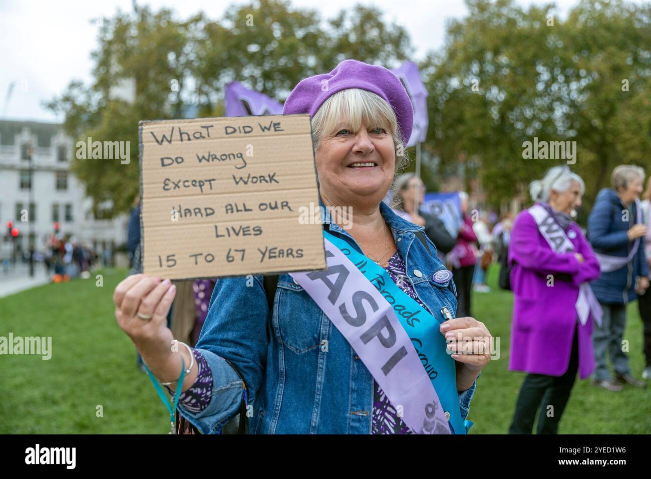 Parliament Square, Westminster, Londra, Regno Unito. Mercoledì 30 ottobre 2024. Centinaia di persone sono venute a manifestare nella piazza del Parlamento mentre la cancelliera Rachel Reeves ha tenuto il discorso sul bilancio in Parlamento. WASPI (Women Against State Pension Inequality) invita il governo britannico a concordare un indennizzo equo e rapido per tutte le donne colpite dalla mancanza di preavviso in merito agli aumenti dell'età pensionabile dello Stato (1995 e 2011 Pension Act) per riflettere le loro perdite finanziarie, i danni subiti alla loro salute mentale e al loro benessere e gli effetti aggiuntivi. Foto Stock