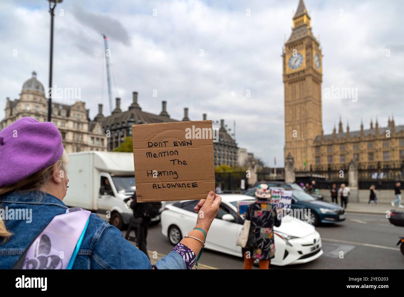 Parliament Square, Westminster, Londra, Regno Unito. Mercoledì 30 ottobre 2024. Centinaia di persone sono venute a manifestare nella piazza del Parlamento mentre la cancelliera Rachel Reeves ha tenuto il discorso sul bilancio in Parlamento. WASPI (Women Against State Pension Inequality) invita il governo britannico a concordare un indennizzo equo e rapido per tutte le donne colpite dalla mancanza di preavviso in merito agli aumenti dell'età pensionabile dello Stato (1995 e 2011 Pension Act) per riflettere le loro perdite finanziarie, i danni subiti alla loro salute mentale e al loro benessere e gli effetti aggiuntivi. Foto Stock