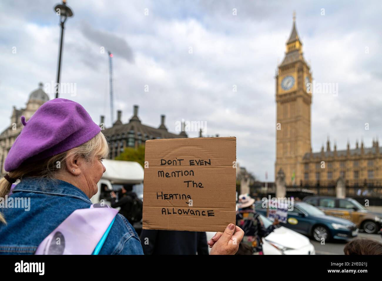 Parliament Square, Westminster, Londra, Regno Unito. Mercoledì 30 ottobre 2024. Centinaia di persone sono venute a manifestare nella piazza del Parlamento mentre la cancelliera Rachel Reeves ha tenuto il discorso sul bilancio in Parlamento. WASPI (Women Against State Pension Inequality) invita il governo britannico a concordare un indennizzo equo e rapido per tutte le donne colpite dalla mancanza di preavviso in merito agli aumenti dell'età pensionabile dello Stato (1995 e 2011 Pension Act) per riflettere le loro perdite finanziarie, i danni subiti alla loro salute mentale e al loro benessere e gli effetti aggiuntivi. Foto Stock