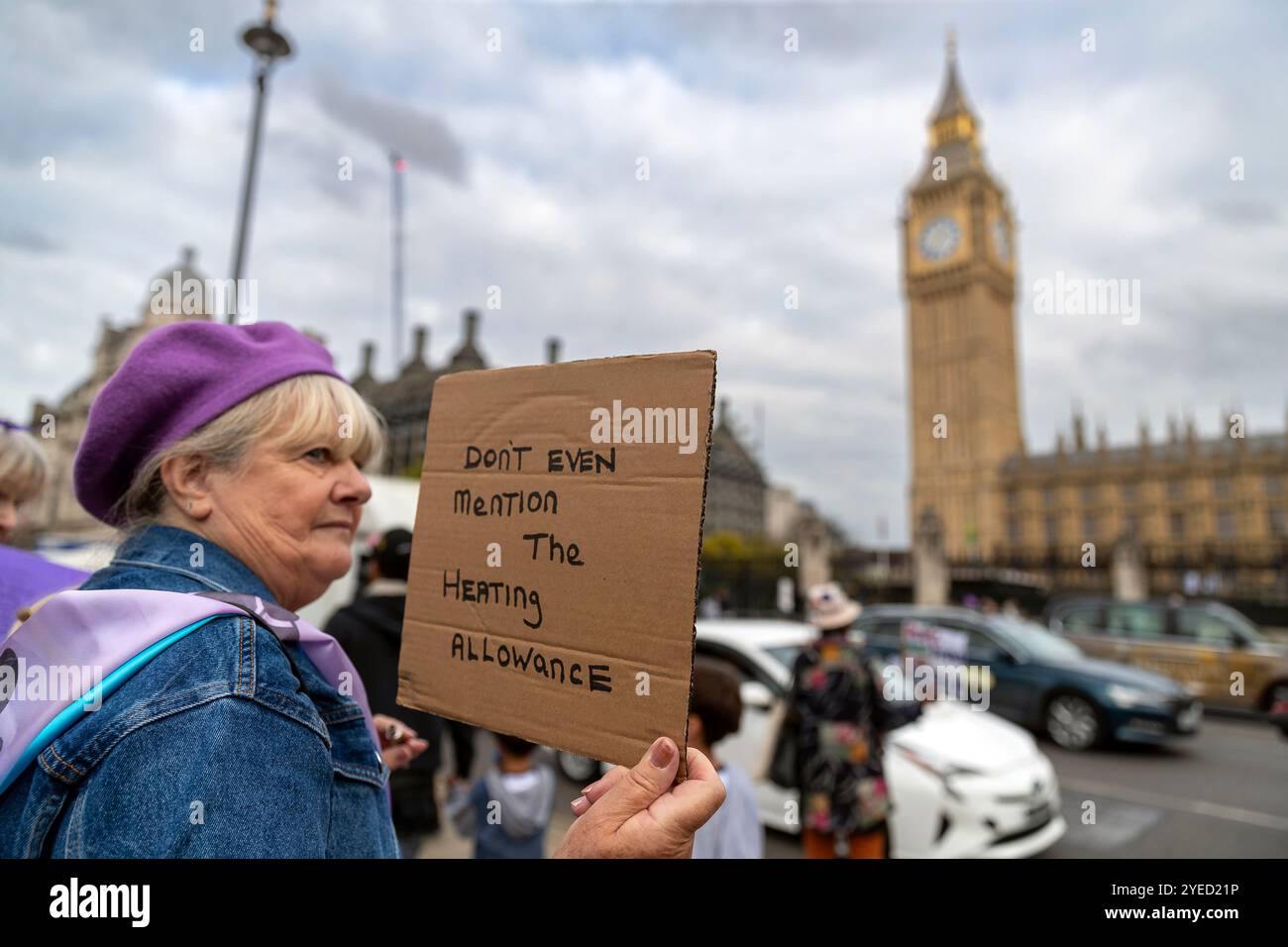 Parliament Square, Westminster, Londra, Regno Unito. Mercoledì 30 ottobre 2024. Centinaia di persone sono venute a manifestare nella piazza del Parlamento mentre la cancelliera Rachel Reeves ha tenuto il discorso sul bilancio in Parlamento. WASPI (Women Against State Pension Inequality) invita il governo britannico a concordare un indennizzo equo e rapido per tutte le donne colpite dalla mancanza di preavviso in merito agli aumenti dell'età pensionabile dello Stato (1995 e 2011 Pension Act) per riflettere le loro perdite finanziarie, i danni subiti alla loro salute mentale e al loro benessere e gli effetti aggiuntivi. Foto Stock