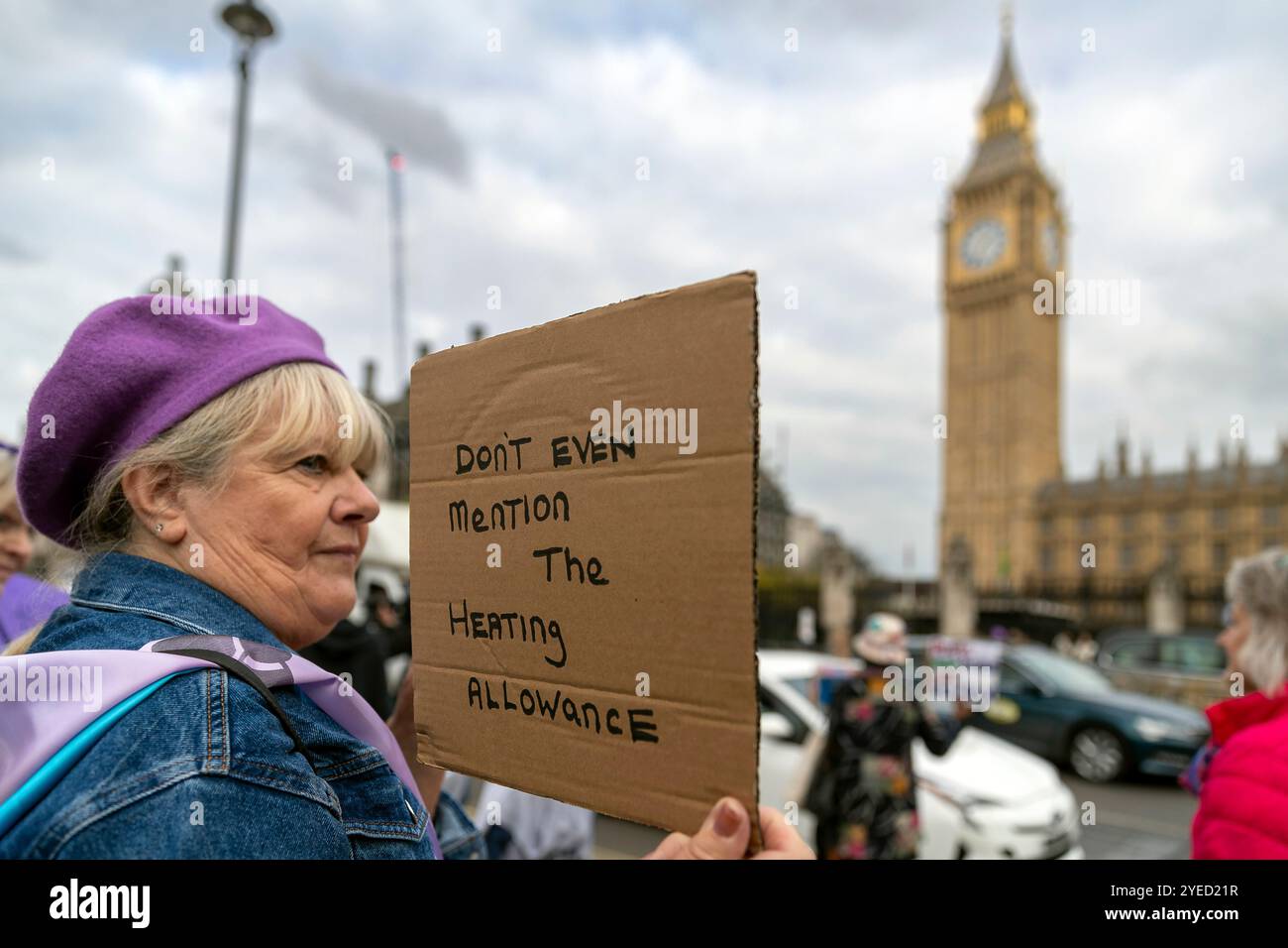 Parliament Square, Westminster, Londra, Regno Unito. Mercoledì 30 ottobre 2024. Centinaia di persone sono venute a manifestare nella piazza del Parlamento mentre la cancelliera Rachel Reeves ha tenuto il discorso sul bilancio in Parlamento. WASPI (Women Against State Pension Inequality) invita il governo britannico a concordare un indennizzo equo e rapido per tutte le donne colpite dalla mancanza di preavviso in merito agli aumenti dell'età pensionabile dello Stato (1995 e 2011 Pension Act) per riflettere le loro perdite finanziarie, i danni subiti alla loro salute mentale e al loro benessere e gli effetti aggiuntivi. Foto Stock