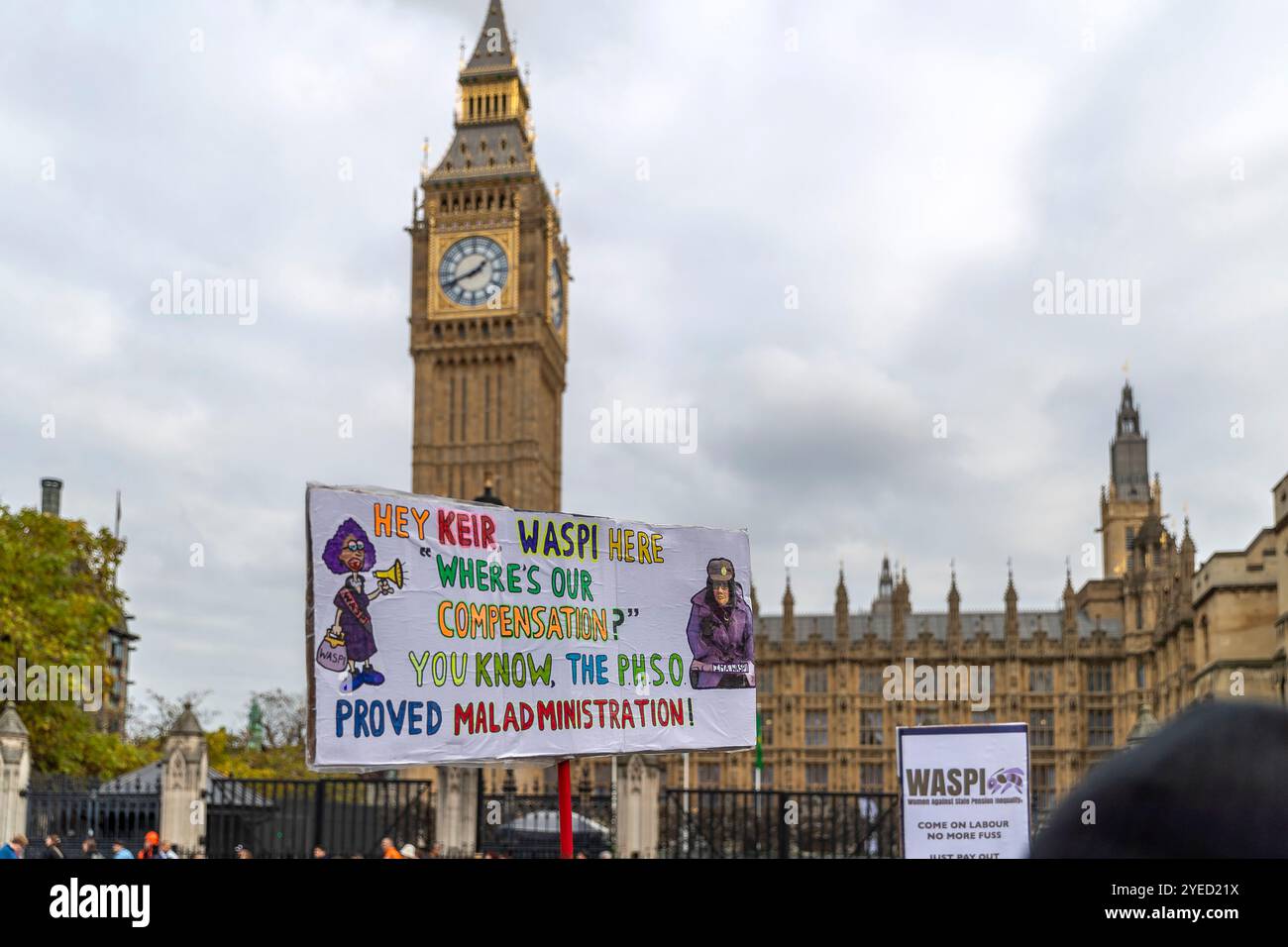Parliament Square, Westminster, Londra, Regno Unito. Mercoledì 30 ottobre 2024. Centinaia di persone sono venute a manifestare nella piazza del Parlamento mentre la cancelliera Rachel Reeves ha tenuto il discorso sul bilancio in Parlamento. WASPI (Women Against State Pension Inequality) invita il governo britannico a concordare un indennizzo equo e rapido per tutte le donne colpite dalla mancanza di preavviso in merito agli aumenti dell'età pensionabile dello Stato (1995 e 2011 Pension Act) per riflettere le loro perdite finanziarie, i danni subiti alla loro salute mentale e al loro benessere e gli effetti aggiuntivi. Foto Stock