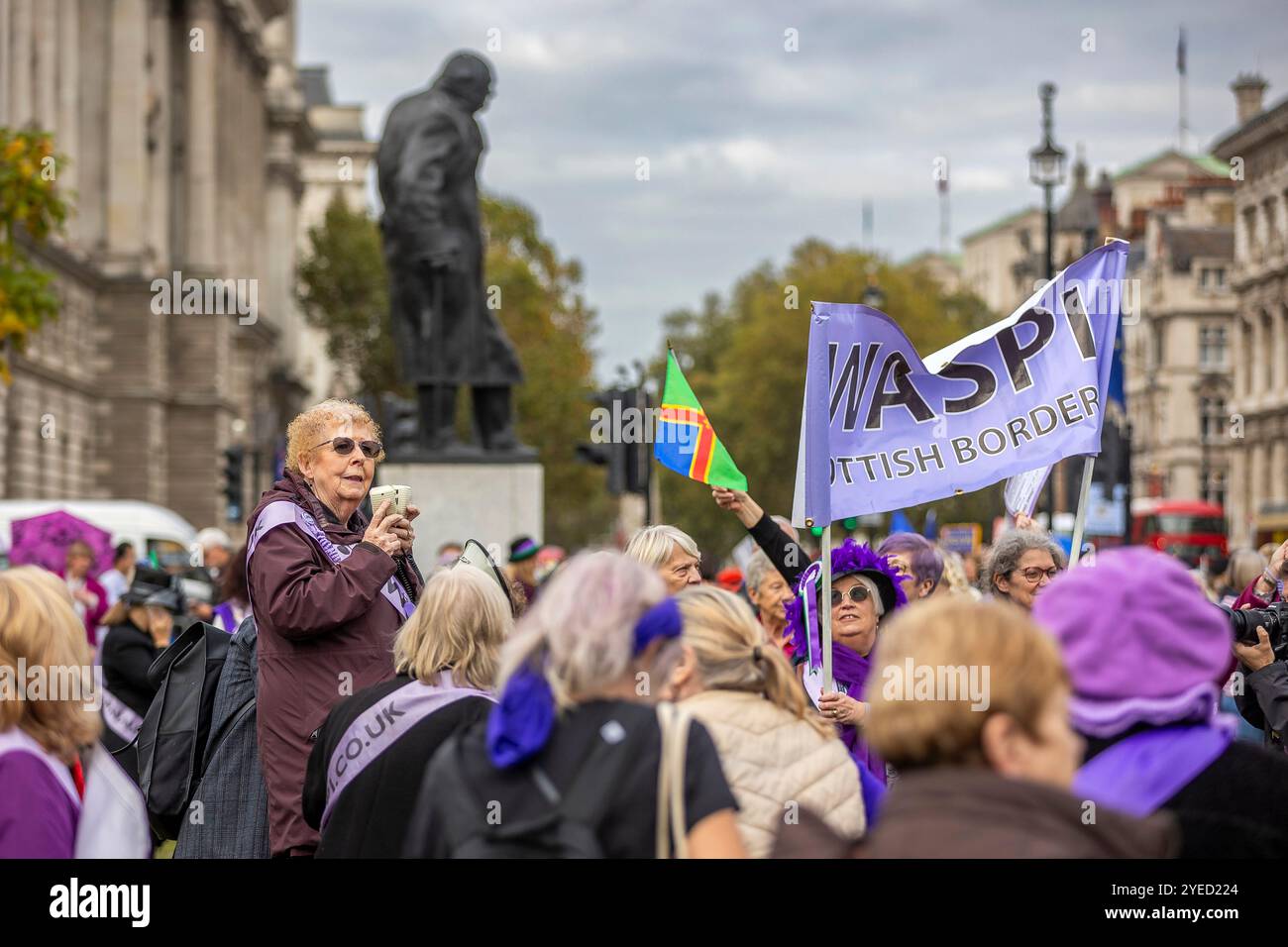 Parliament Square, Westminster, Londra, Regno Unito. Mercoledì 30 ottobre 2024. Centinaia di persone sono venute a manifestare nella piazza del Parlamento mentre la cancelliera Rachel Reeves ha tenuto il discorso sul bilancio in Parlamento. WASPI (Women Against State Pension Inequality) invita il governo britannico a concordare un indennizzo equo e rapido per tutte le donne colpite dalla mancanza di preavviso in merito agli aumenti dell'età pensionabile dello Stato (1995 e 2011 Pension Act) per riflettere le loro perdite finanziarie, i danni subiti alla loro salute mentale e al loro benessere e gli effetti aggiuntivi. Foto Stock