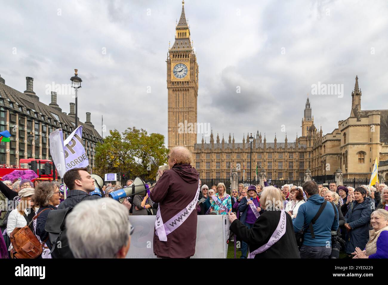Parliament Square, Westminster, Londra, Regno Unito. Mercoledì 30 ottobre 2024. Centinaia di persone sono venute a manifestare nella piazza del Parlamento mentre la cancelliera Rachel Reeves ha tenuto il discorso sul bilancio in Parlamento. WASPI (Women Against State Pension Inequality) invita il governo britannico a concordare un indennizzo equo e rapido per tutte le donne colpite dalla mancanza di preavviso in merito agli aumenti dell'età pensionabile dello Stato (1995 e 2011 Pension Act) per riflettere le loro perdite finanziarie, i danni subiti alla loro salute mentale e al loro benessere e gli effetti aggiuntivi. Foto Stock