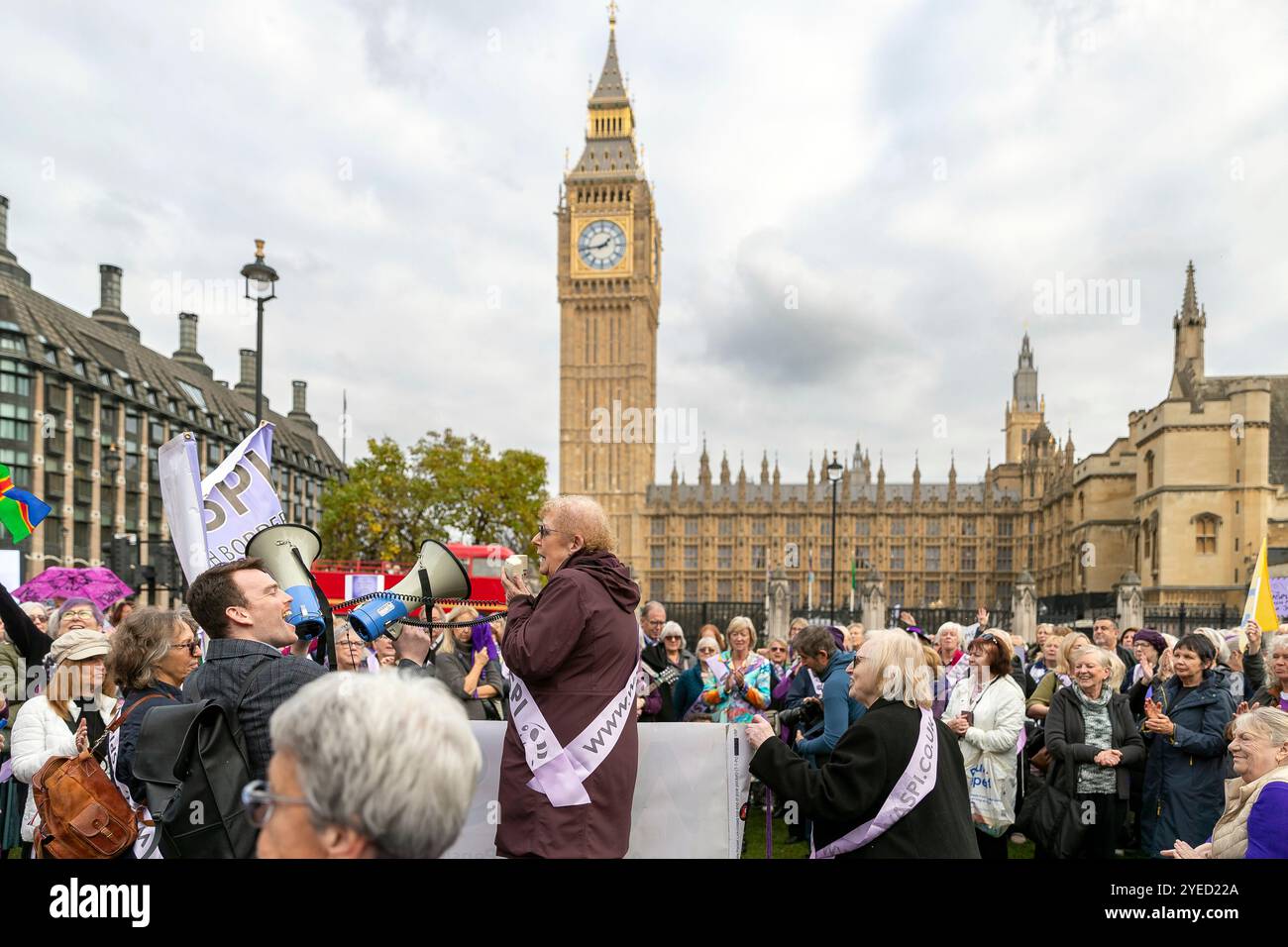 Parliament Square, Westminster, Londra, Regno Unito. Mercoledì 30 ottobre 2024. Centinaia di persone sono venute a manifestare nella piazza del Parlamento mentre la cancelliera Rachel Reeves ha tenuto il discorso sul bilancio in Parlamento. WASPI (Women Against State Pension Inequality) invita il governo britannico a concordare un indennizzo equo e rapido per tutte le donne colpite dalla mancanza di preavviso in merito agli aumenti dell'età pensionabile dello Stato (1995 e 2011 Pension Act) per riflettere le loro perdite finanziarie, i danni subiti alla loro salute mentale e al loro benessere e gli effetti aggiuntivi. Foto Stock