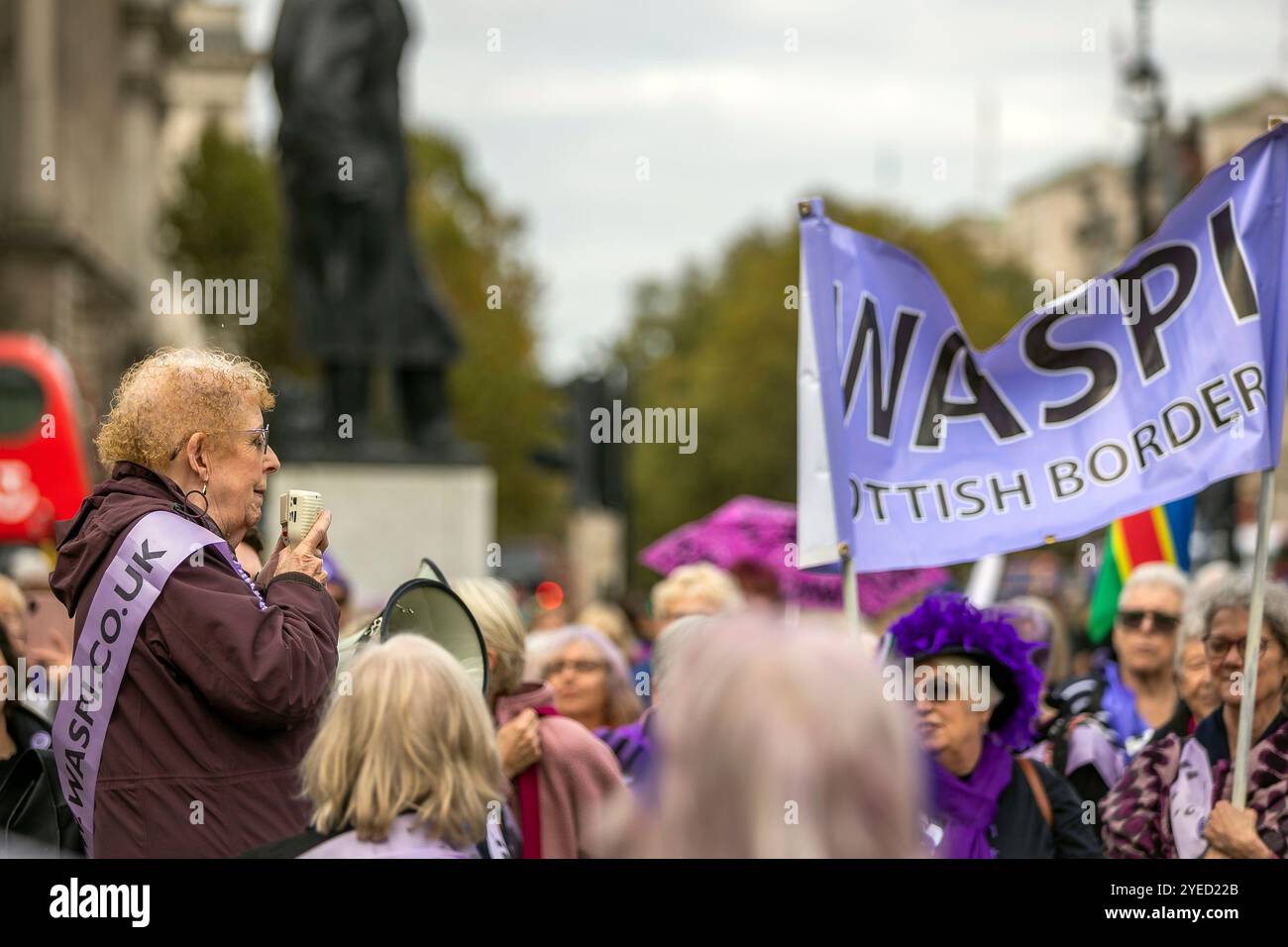 Parliament Square, Westminster, Londra, Regno Unito. Mercoledì 30 ottobre 2024. Centinaia di persone sono venute a manifestare nella piazza del Parlamento mentre la cancelliera Rachel Reeves ha tenuto il discorso sul bilancio in Parlamento. WASPI (Women Against State Pension Inequality) invita il governo britannico a concordare un indennizzo equo e rapido per tutte le donne colpite dalla mancanza di preavviso in merito agli aumenti dell'età pensionabile dello Stato (1995 e 2011 Pension Act) per riflettere le loro perdite finanziarie, i danni subiti alla loro salute mentale e al loro benessere e gli effetti aggiuntivi. Foto Stock