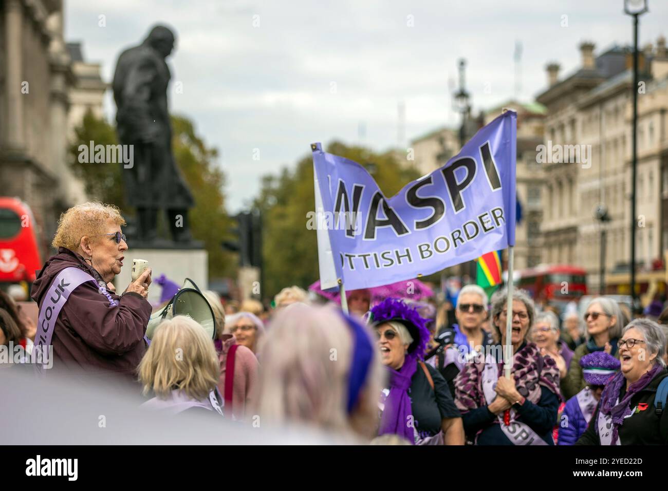 Parliament Square, Westminster, Londra, Regno Unito. Mercoledì 30 ottobre 2024. Centinaia di persone sono venute a manifestare nella piazza del Parlamento mentre la cancelliera Rachel Reeves ha tenuto il discorso sul bilancio in Parlamento. WASPI (Women Against State Pension Inequality) invita il governo britannico a concordare un indennizzo equo e rapido per tutte le donne colpite dalla mancanza di preavviso in merito agli aumenti dell'età pensionabile dello Stato (1995 e 2011 Pension Act) per riflettere le loro perdite finanziarie, i danni subiti alla loro salute mentale e al loro benessere e gli effetti aggiuntivi. Foto Stock