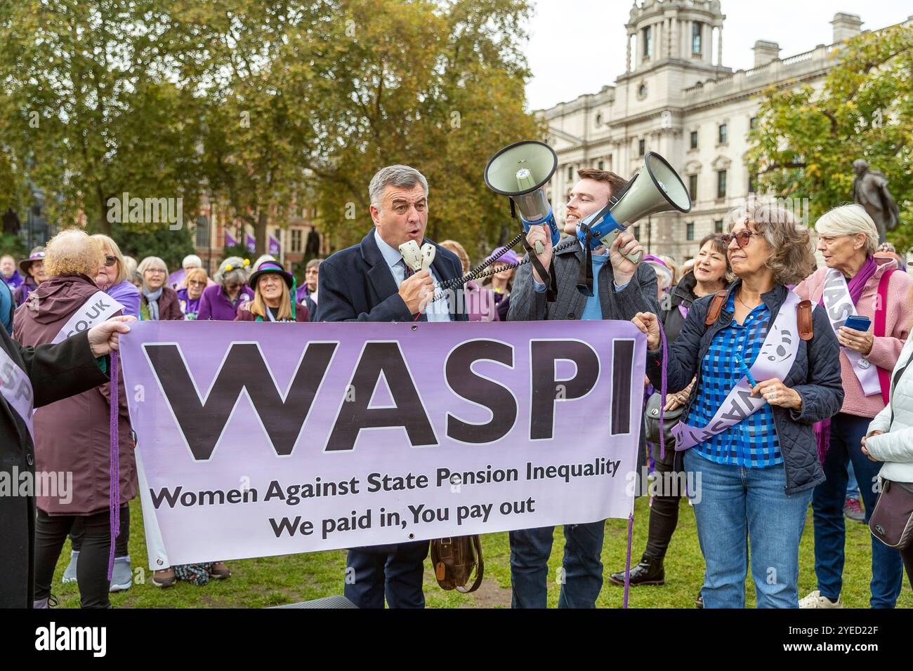 Parliament Square, Westminster, Londra, Regno Unito. Mercoledì 30 ottobre 2024. Centinaia di persone sono venute a manifestare nella piazza del Parlamento mentre la cancelliera Rachel Reeves ha tenuto il discorso sul bilancio in Parlamento. WASPI (Women Against State Pension Inequality) invita il governo britannico a concordare un indennizzo equo e rapido per tutte le donne colpite dalla mancanza di preavviso in merito agli aumenti dell'età pensionabile dello Stato (1995 e 2011 Pension Act) per riflettere le loro perdite finanziarie, i danni subiti alla loro salute mentale e al loro benessere e gli effetti aggiuntivi. Foto Stock
