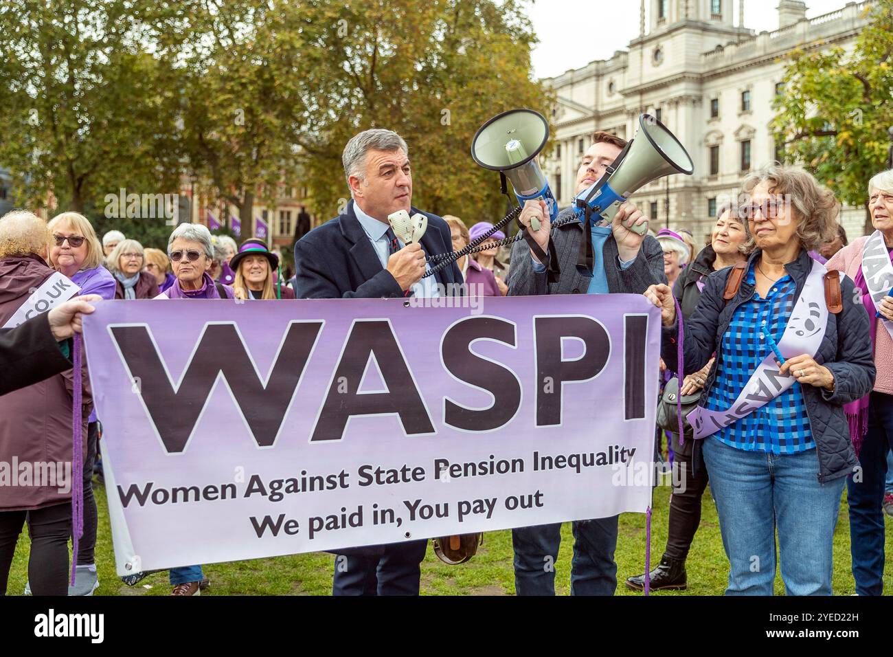 Parliament Square, Westminster, Londra, Regno Unito. Mercoledì 30 ottobre 2024. Centinaia di persone sono venute a manifestare nella piazza del Parlamento mentre la cancelliera Rachel Reeves ha tenuto il discorso sul bilancio in Parlamento. WASPI (Women Against State Pension Inequality) invita il governo britannico a concordare un indennizzo equo e rapido per tutte le donne colpite dalla mancanza di preavviso in merito agli aumenti dell'età pensionabile dello Stato (1995 e 2011 Pension Act) per riflettere le loro perdite finanziarie, i danni subiti alla loro salute mentale e al loro benessere e gli effetti aggiuntivi. Foto Stock