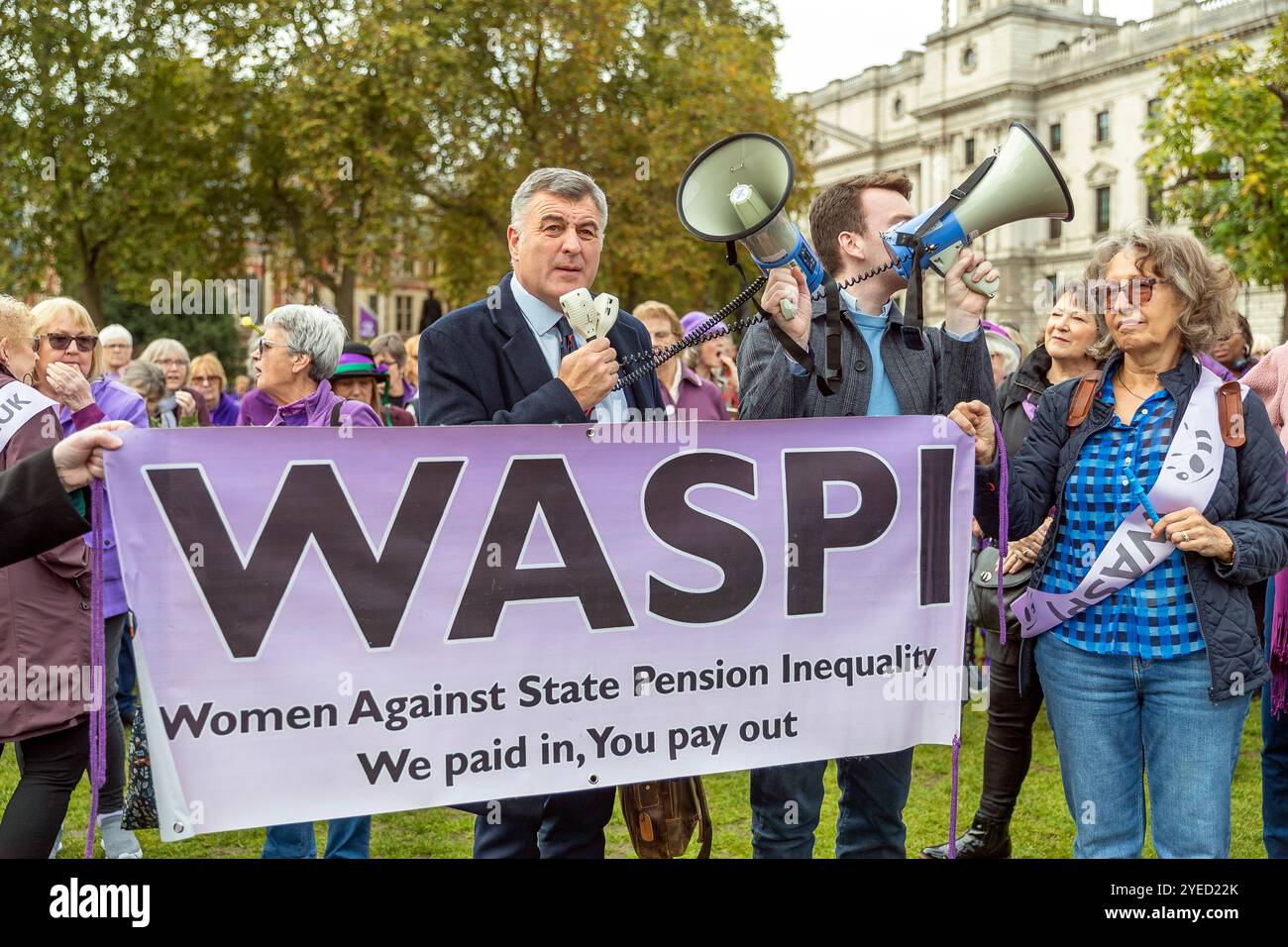 Parliament Square, Westminster, Londra, Regno Unito. Mercoledì 30 ottobre 2024. Centinaia di persone sono venute a manifestare nella piazza del Parlamento mentre la cancelliera Rachel Reeves ha tenuto il discorso sul bilancio in Parlamento. WASPI (Women Against State Pension Inequality) invita il governo britannico a concordare un indennizzo equo e rapido per tutte le donne colpite dalla mancanza di preavviso in merito agli aumenti dell'età pensionabile dello Stato (1995 e 2011 Pension Act) per riflettere le loro perdite finanziarie, i danni subiti alla loro salute mentale e al loro benessere e gli effetti aggiuntivi. Foto Stock