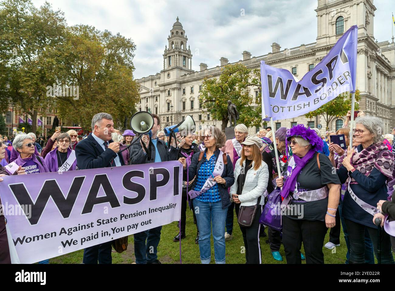 Parliament Square, Westminster, Londra, Regno Unito. Mercoledì 30 ottobre 2024. Centinaia di persone sono venute a manifestare nella piazza del Parlamento mentre la cancelliera Rachel Reeves ha tenuto il discorso sul bilancio in Parlamento. WASPI (Women Against State Pension Inequality) invita il governo britannico a concordare un indennizzo equo e rapido per tutte le donne colpite dalla mancanza di preavviso in merito agli aumenti dell'età pensionabile dello Stato (1995 e 2011 Pension Act) per riflettere le loro perdite finanziarie, i danni subiti alla loro salute mentale e al loro benessere e gli effetti aggiuntivi. Foto Stock