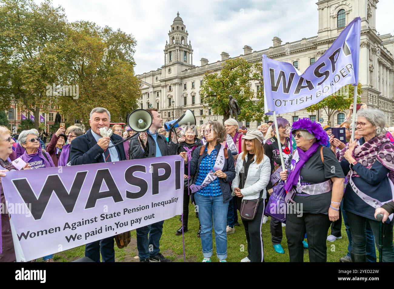 Parliament Square, Westminster, Londra, Regno Unito. Mercoledì 30 ottobre 2024. Centinaia di persone sono venute a manifestare nella piazza del Parlamento mentre la cancelliera Rachel Reeves ha tenuto il discorso sul bilancio in Parlamento. WASPI (Women Against State Pension Inequality) invita il governo britannico a concordare un indennizzo equo e rapido per tutte le donne colpite dalla mancanza di preavviso in merito agli aumenti dell'età pensionabile dello Stato (1995 e 2011 Pension Act) per riflettere le loro perdite finanziarie, i danni subiti alla loro salute mentale e al loro benessere e gli effetti aggiuntivi. Foto Stock
