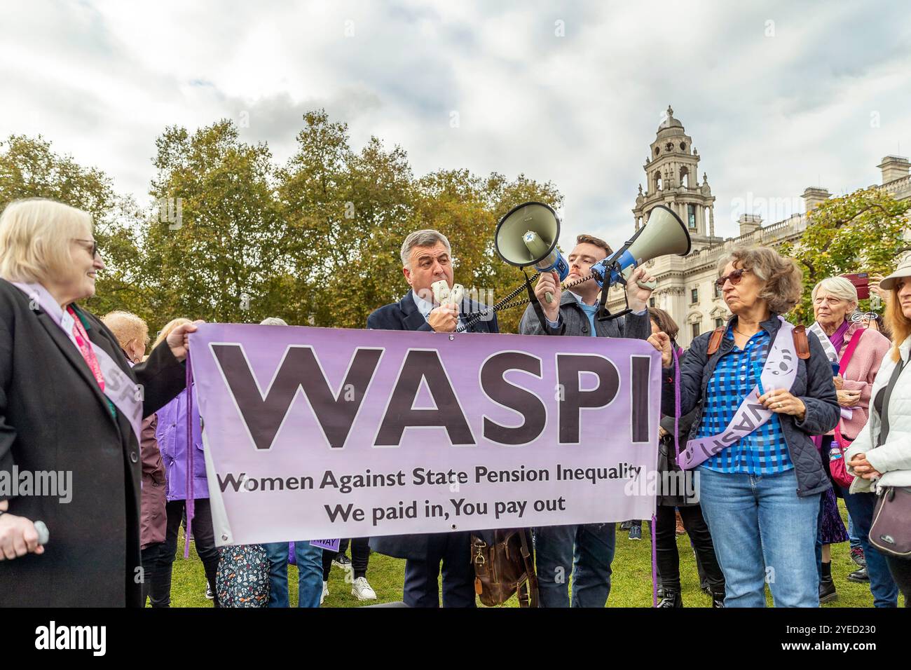 Parliament Square, Westminster, Londra, Regno Unito. Mercoledì 30 ottobre 2024. Centinaia di persone sono venute a manifestare nella piazza del Parlamento mentre la cancelliera Rachel Reeves ha tenuto il discorso sul bilancio in Parlamento. WASPI (Women Against State Pension Inequality) invita il governo britannico a concordare un indennizzo equo e rapido per tutte le donne colpite dalla mancanza di preavviso in merito agli aumenti dell'età pensionabile dello Stato (1995 e 2011 Pension Act) per riflettere le loro perdite finanziarie, i danni subiti alla loro salute mentale e al loro benessere e gli effetti aggiuntivi. Foto Stock