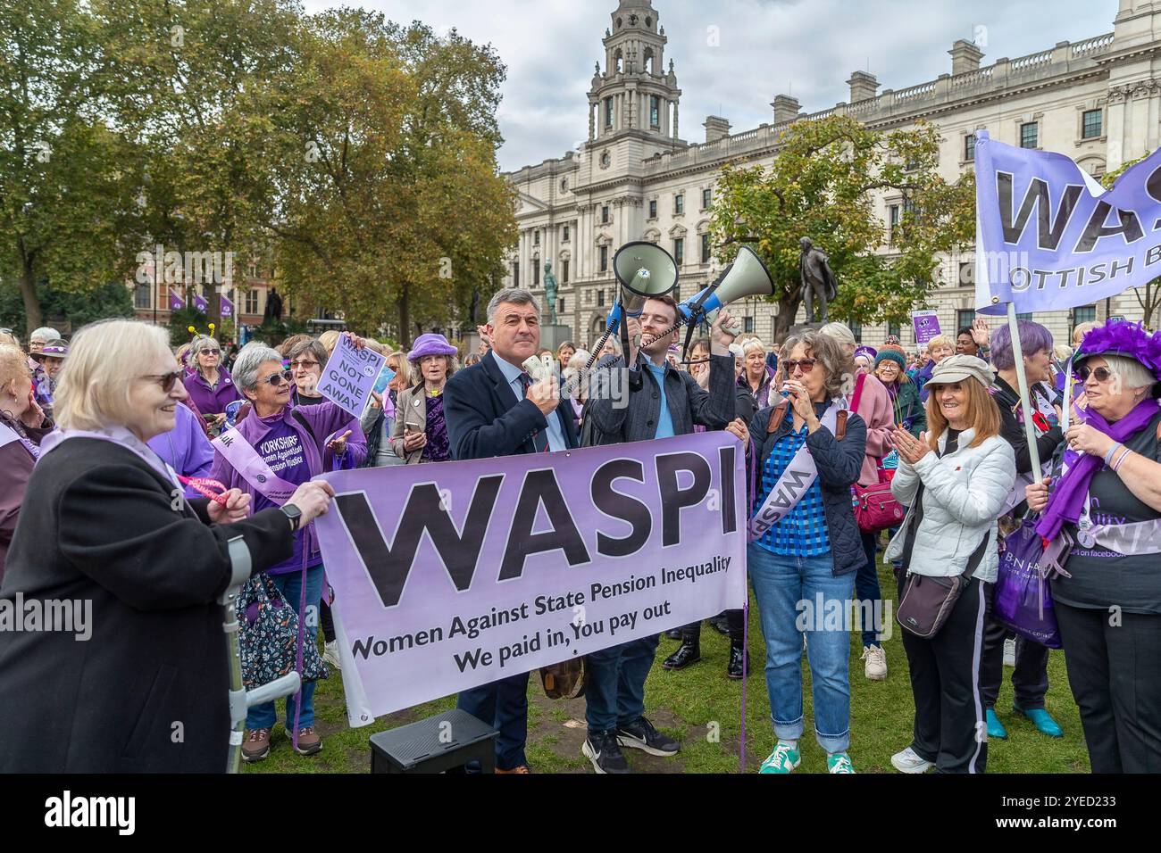 Parliament Square, Westminster, Londra, Regno Unito. Mercoledì 30 ottobre 2024. Centinaia di persone sono venute a manifestare nella piazza del Parlamento mentre la cancelliera Rachel Reeves ha tenuto il discorso sul bilancio in Parlamento. WASPI (Women Against State Pension Inequality) invita il governo britannico a concordare un indennizzo equo e rapido per tutte le donne colpite dalla mancanza di preavviso in merito agli aumenti dell'età pensionabile dello Stato (1995 e 2011 Pension Act) per riflettere le loro perdite finanziarie, i danni subiti alla loro salute mentale e al loro benessere e gli effetti aggiuntivi. Foto Stock