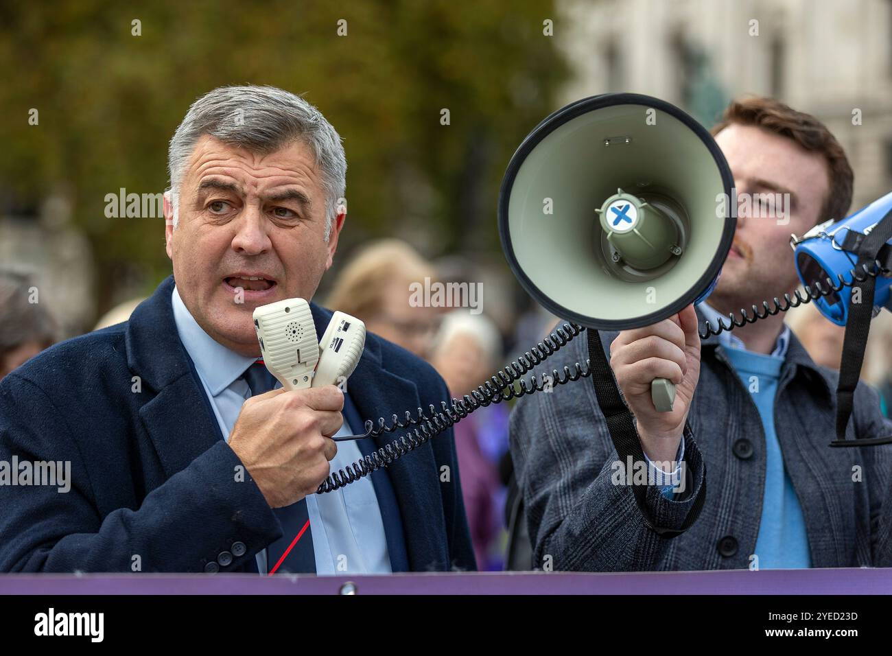 Parliament Square, Westminster, Londra, Regno Unito. Mercoledì 30 ottobre 2024. Centinaia di persone sono venute a manifestare nella piazza del Parlamento mentre la cancelliera Rachel Reeves ha tenuto il discorso sul bilancio in Parlamento. WASPI (Women Against State Pension Inequality) invita il governo britannico a concordare un indennizzo equo e rapido per tutte le donne colpite dalla mancanza di preavviso in merito agli aumenti dell'età pensionabile dello Stato (1995 e 2011 Pension Act) per riflettere le loro perdite finanziarie, i danni subiti alla loro salute mentale e al loro benessere e gli effetti aggiuntivi. Foto Stock